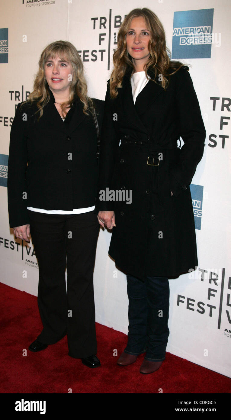 Apr. 23, 2011 - New York New York, Stati Uniti - JULIA ROBERTS E SORELLA LISA GILLAN arriva per il Tribeca Film Festival Premiere di ''Henry Gesù Cristo'' all'BMCC Tribeca PAC in New York il 23 aprile 2011.(Immagine di credito: © Sharon Neetles/Globe foto/ZUMAPRESS.com) Foto Stock