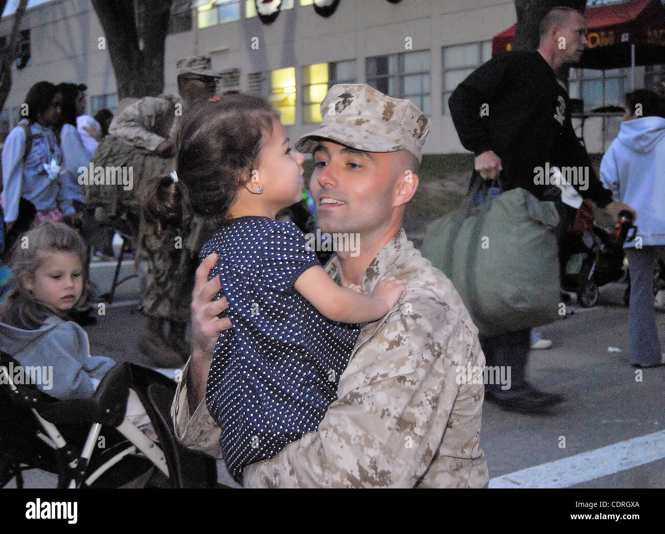 8 maggio 2011 - Oceanside, CA, Stati Uniti d'America - 08 Maggio, 201 - Camp Pendleton, California, Stati Uniti d'America - Cpl. Robert S. Schmitt, dal 2/1 H&S Co. è accolto da sua figlia Abigail come egli ritorna da un 7 mese tour in Afghanistan. Il 2/1 è un battaglione di fanteria a livello unità composta di fanteria Marines e supporto pe Foto Stock