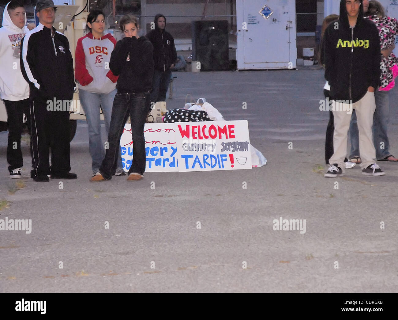 8 maggio 2011 - Oceanside, CA, Stati Uniti d'America - 08 Maggio, 201 - Camp Pendleton, California, Stati Uniti d'America - Famiglie guarda come Marines dal 2/1 H&S Co. di ritorno da un 7 mese tour in Afghanistan. Il 2/1 è un battaglione di fanteria a livello unità composta di fanteria marines e il personale di supporto. (Credito Immagine: © Valerie Nerres/ Foto Stock