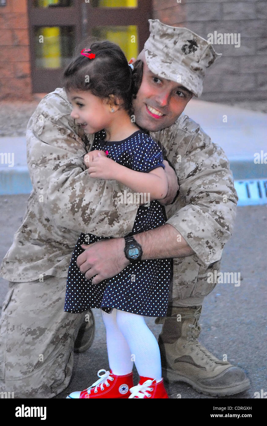 8 maggio 2011 - Oceanside, California, Stati Uniti - Cpl. ROBERT S. SCHMITT, dal 2/1 H&S Co., ritorna da una a sette mesi in giro in Afghanistan ed è accolto dai suoi familiari includendo la figlia Abigail. Il 2/1 è un battaglione di fanteria a livello unità composta di fanteria marines e il personale di supporto. (Credito Ima Foto Stock