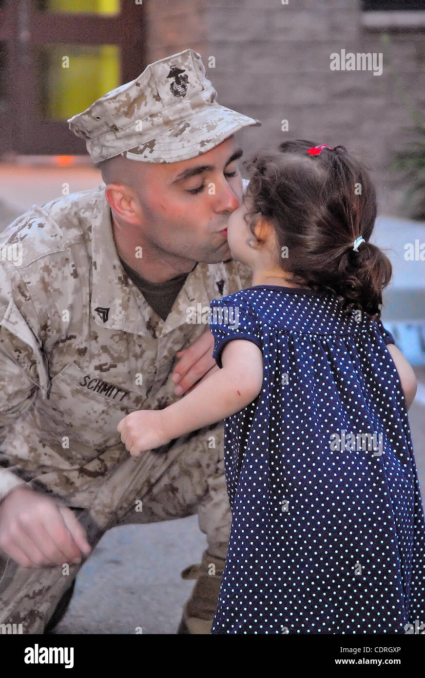 8 maggio 2011 - Oceanside, CA, Stati Uniti d'America - 08 Maggio, 201 - Camp Pendleton, California, Stati Uniti d'America - Cpl. Robert S. Schmitt, dal 2/1 H&S Co. è accolto da sua figlia Abigail come egli ritorna da un 7 mese tour in Afghanistan. Il 2/1 è un battaglione di fanteria a livello unità composta di fanteria Marines e supporto pe Foto Stock