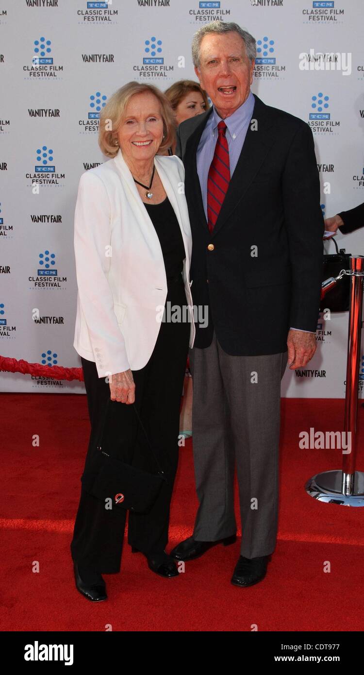 Apr 28, 2011 - Los Angeles, California, Stati Uniti d'America - attrice Eva Marie Saint, marito JEFFREY HAYDEN al TCM Classic Film Festival apertura notturna " Un americano a Parigi" tenutasi presso Grauman's Chinese Theater di Hollywood. (Credito Immagine: © Jeff Frank/ZUMAPRESS.com) Foto Stock