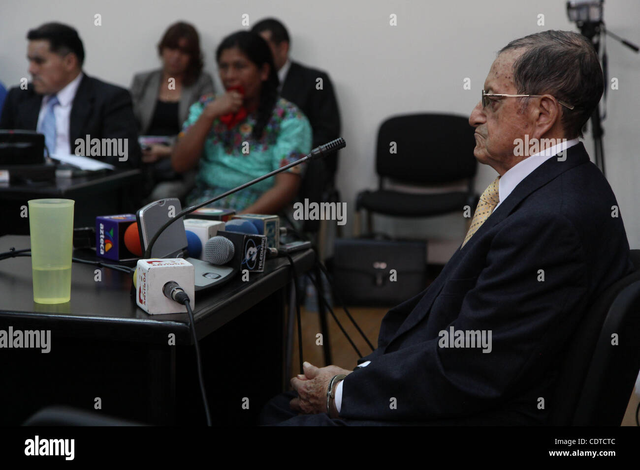 Giugno 20, 2011 - Città del Guatemala, Guatemala - ex generale HECTOR MARIO LOPEZ FUENTES, che ha servito come il Guatemala il capo militare di personale durante il 1982 e 83, il terzo più alto funzionario del paese, attende la sua audizione del Tribunale dopo essere stato arrestato e accusato di genocidio - il primo caso di questo genere ho Foto Stock