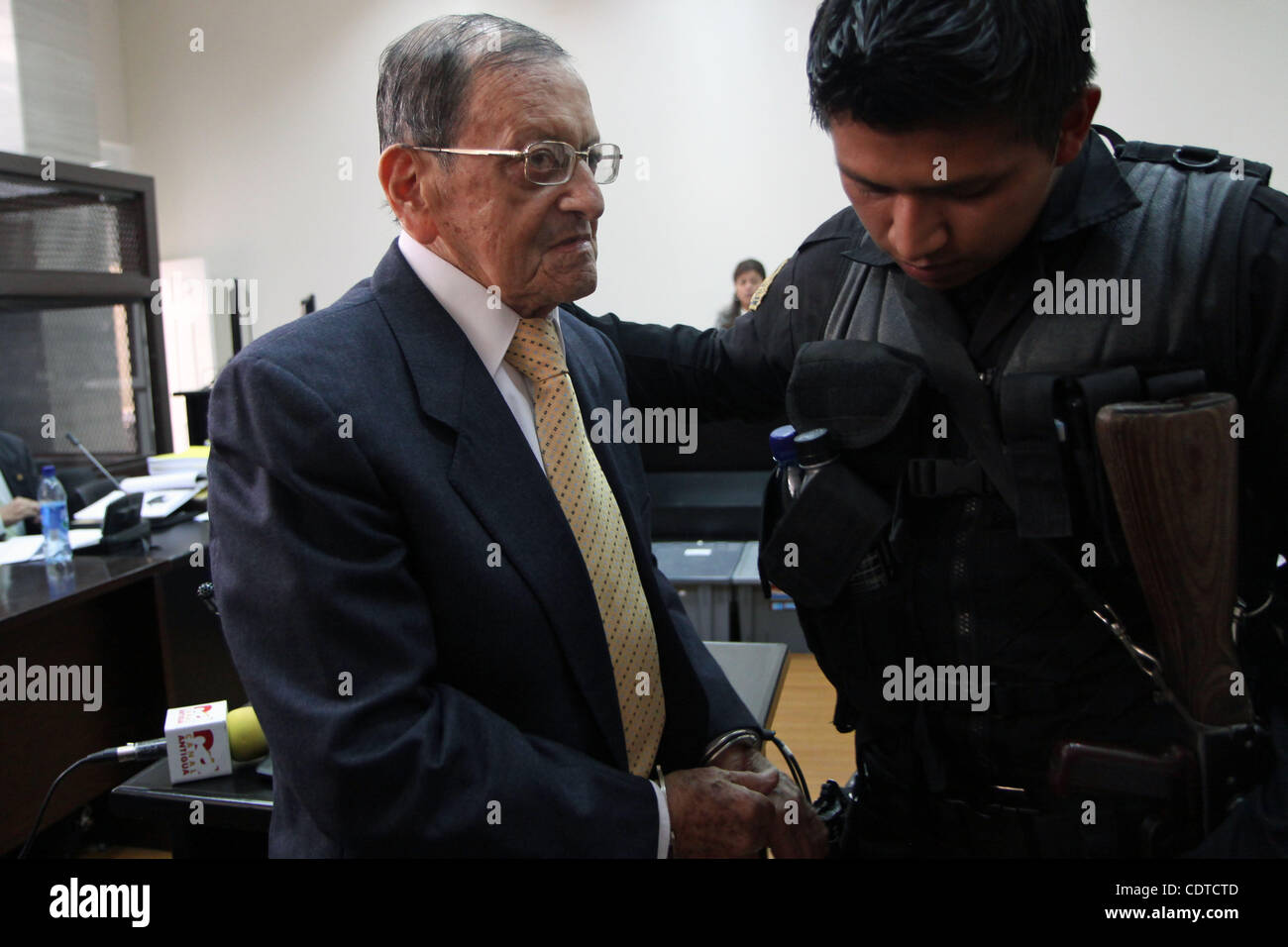 Giugno 20, 2011 - Città del Guatemala, Guatemala - ex generale HECTOR MARIO LOPEZ Fuentes, che ha servito come il Guatemala il capo militare di personale durante il 1982 e 83, il terzo più alto funzionario del paese, attende la sua audizione del Tribunale dopo essere stato arrestato e accusato di genocidio - il primo caso di questo genere ho Foto Stock