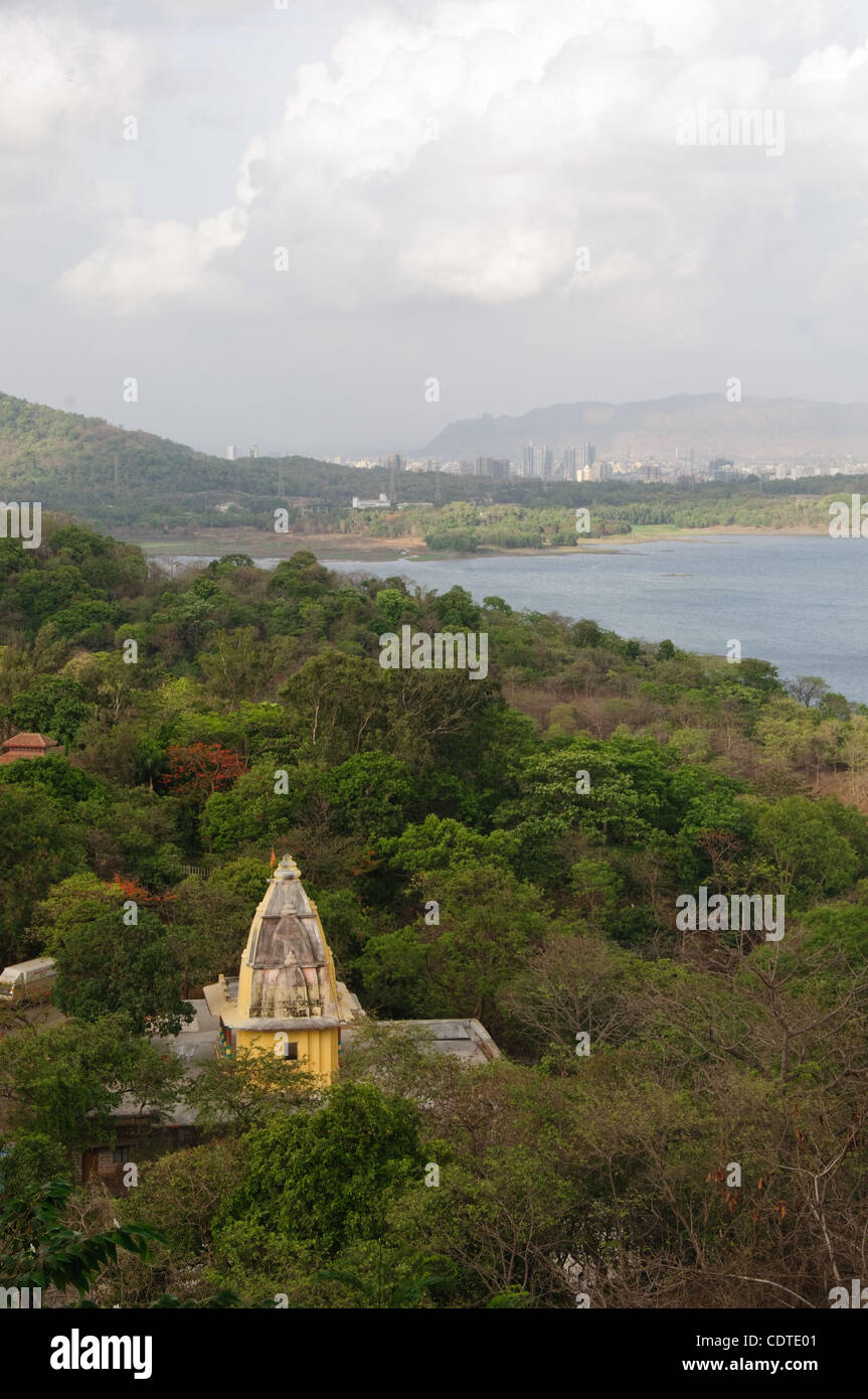 Una vista dalla collina più alta nel complesso visualizza il Film Tempio della città e adiacente al Lago Powai. Film City è situato all'interno di una delle ultime aree sottosviluppate di Mumbai. Foto Stock