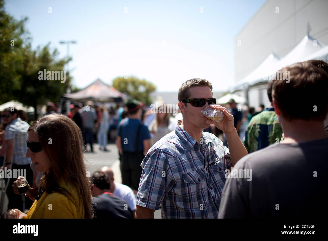 La prima relazione annuale di San Clemente Festa della Birra ospitato da costa a sinistra la produzione di birra a befefit San Clemente in Camera di Commercio di 'Wecome Home Famiglia militare eventi' per la Marina Attacco leggero elicottero Squadron 367 e il secondo battaglione, 4° Divisione Marine a Camp Pendleton. Foto Stock