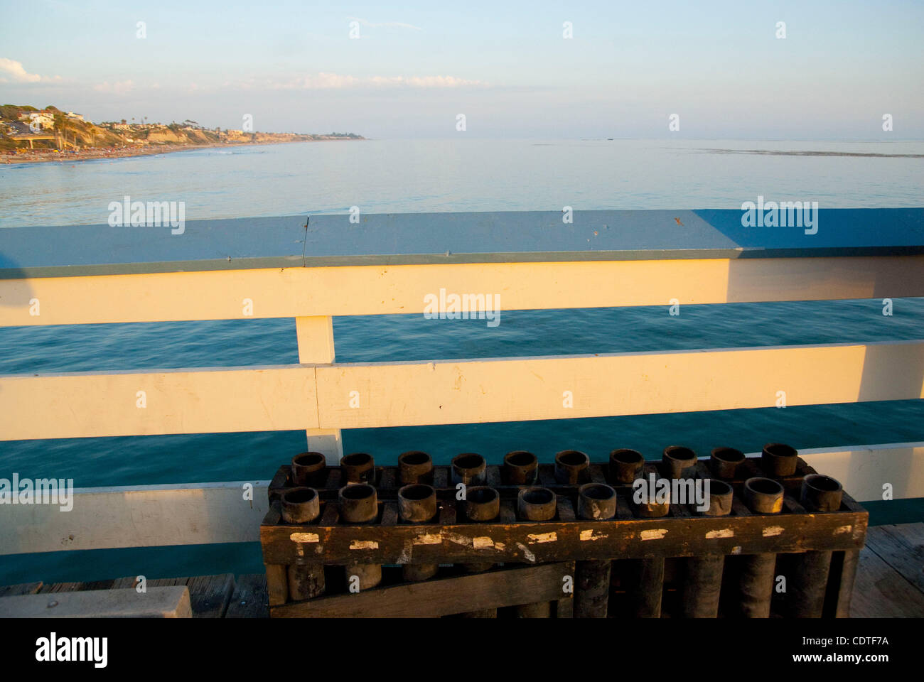 Jul 04, 2011 - San Clemente, California, Stati Uniti - Celebrazioni del giorno dell'indipendenza è andato fuori con un bang mentre le famiglie goduto di cibo, surf, fuochi d'artificio e intrattenimento intorno a San Clemente area. Fuochi d'artificio erano colpo di sulla seconda metà del San Clemente Palace Pier da altamente qualificato gruppo di uomini e donne Foto Stock