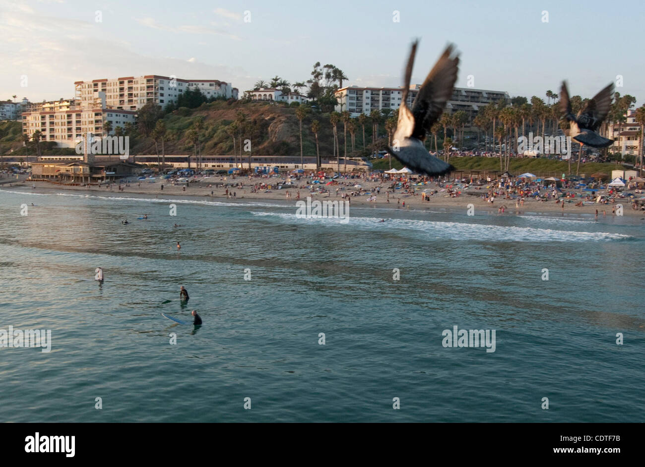 Jul 04, 2011 - San Clemente, California, Stati Uniti - Celebrazioni del giorno dell'indipendenza è andato fuori con un bang mentre le famiglie goduto di cibo, surf, fuochi d'artificio e intrattenimento intorno a San Clemente area. San Clemente beach era più affollato del solito, tuttavia i bagnini non ha dovuto affrontare notevoli pro Foto Stock