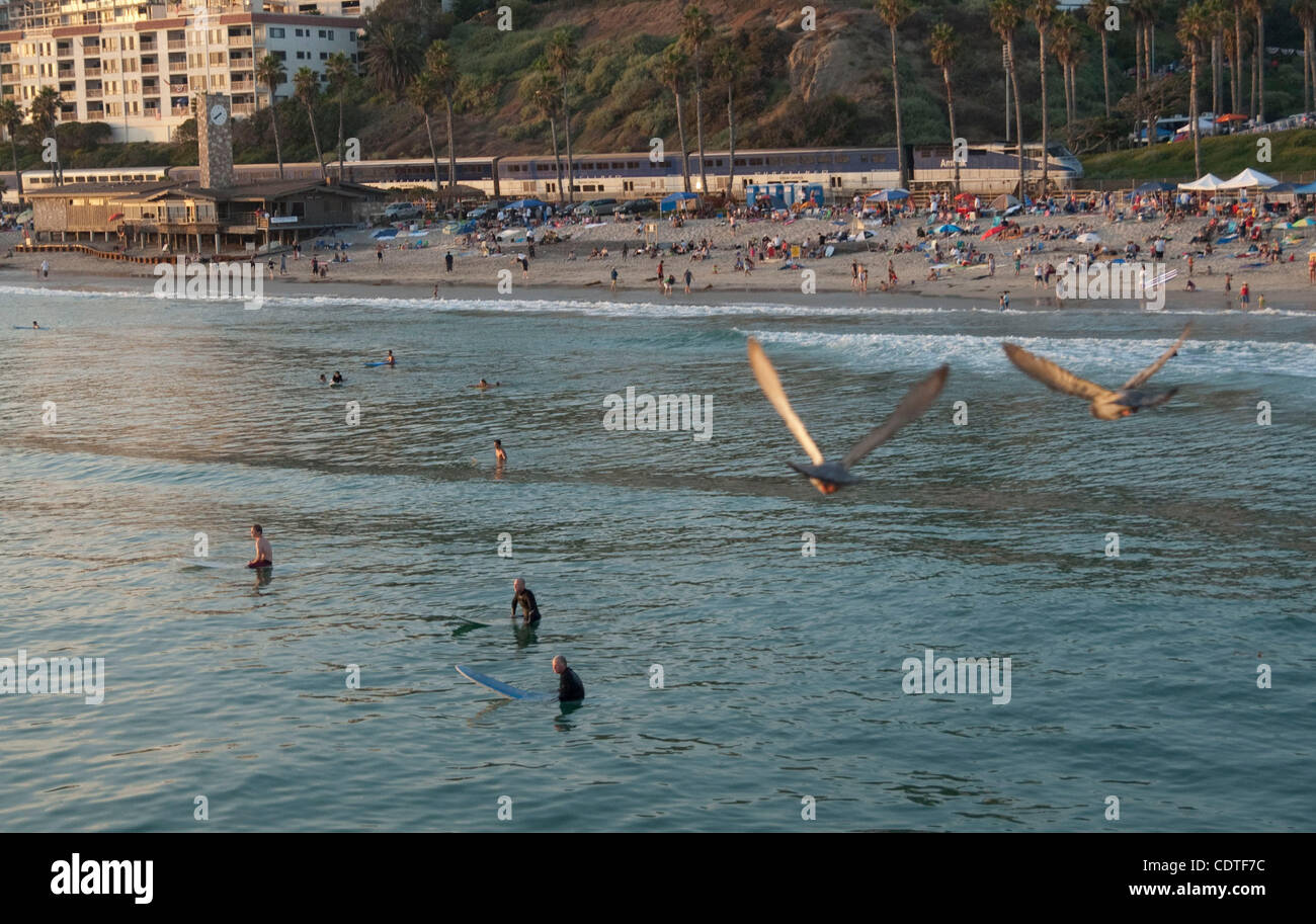 Jul 04, 2011 - San Clemente, California, Stati Uniti - Celebrazioni del giorno dell'indipendenza è andato fuori con un bang mentre le famiglie goduto di cibo, surf, fuochi d'artificio e intrattenimento intorno a San Clemente area. San Clemente beach era più affollato del solito, tuttavia i bagnini non ha dovuto affrontare notevoli pro Foto Stock