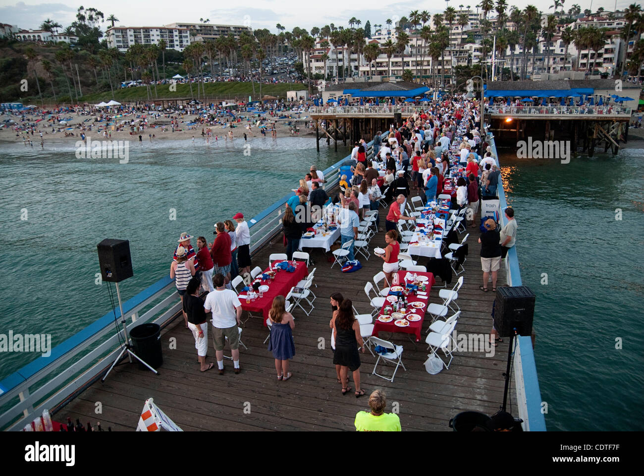 Jul 04, 2011 - San Clemente, California, Stati Uniti - Celebrazioni del giorno dell'indipendenza è andato fuori con un bang mentre le famiglie goduto di cibo, surf, fuochi d'artificio e intrattenimento intorno a San Clemente area. Patroni godere 'Dinterna sul molo di' prima del spettacolo di fuochi d'artificio. (Credito Immagine: © Chelsea Sektnan/ZUMAPRESS Foto Stock