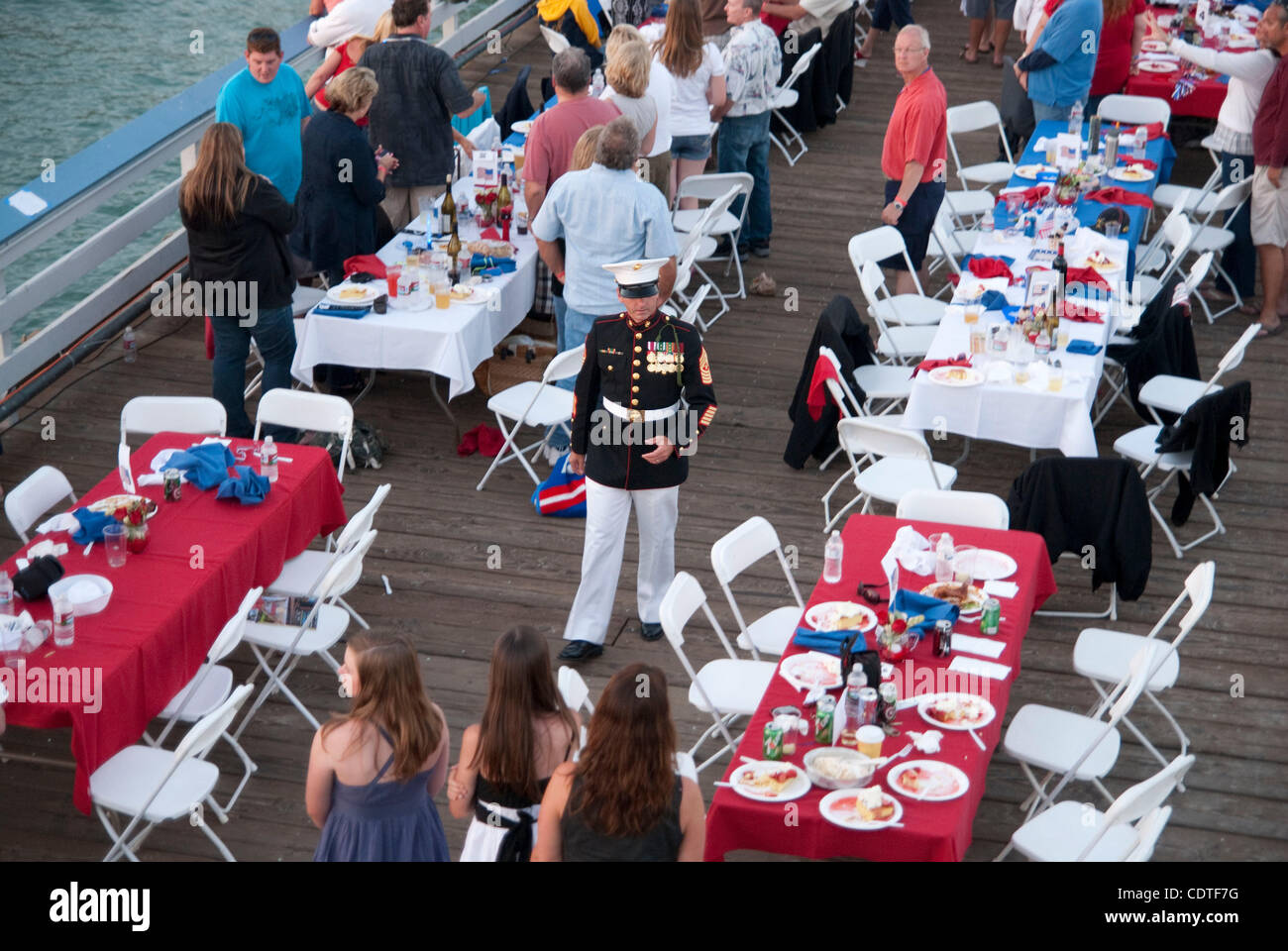 Jul 04, 2011 - San Clemente, California, Stati Uniti - Celebrazioni del giorno dell'indipendenza è andato fuori con un bang mentre le famiglie goduto di cibo, surf, fuochi d'artificio e intrattenimento intorno a San Clemente area. Patroni godere 'Dinterna sul molo di' prima del spettacolo di fuochi d'artificio. (Credito Immagine: © Chelsea Sektnan/ZUMAPRESS Foto Stock