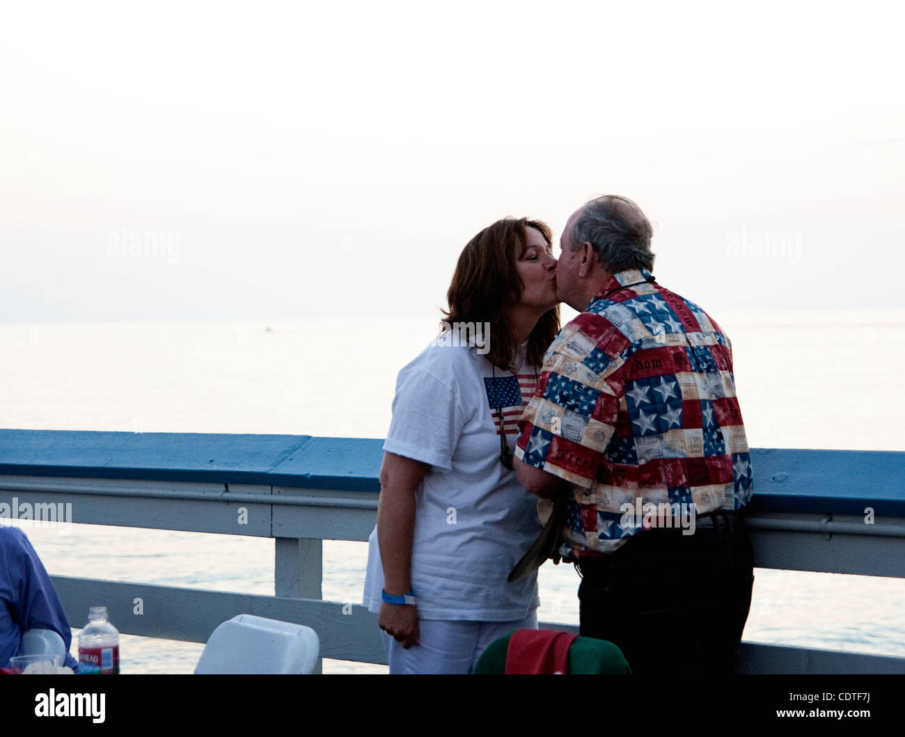 Jul 04, 2011 - San Clemente, California, Stati Uniti - Celebrazioni del giorno dell'indipendenza è andato fuori con un bang mentre le famiglie goduto di cibo, surf, fuochi d'artificio e intrattenimento intorno a San Clemente area. Un paio di baci sul molo. (Credito Immagine: © Chelsea Sektnan/ZUMAPRESS.com) Foto Stock