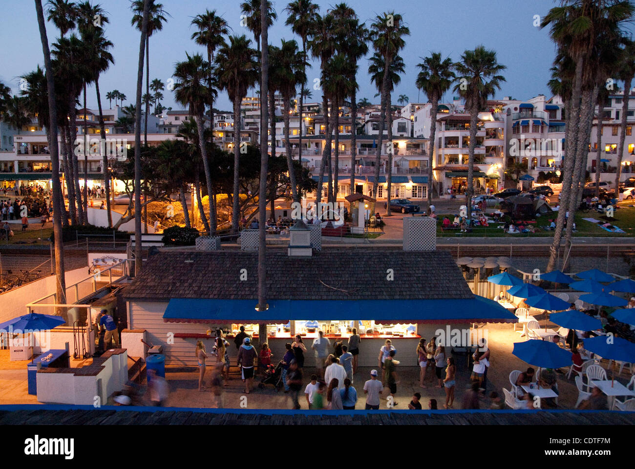 Jul 04, 2011 - San Clemente, California, Stati Uniti - Celebrazioni del giorno dell'indipendenza è andato fuori con un bang mentre le famiglie goduto di cibo, surf, fuochi d'artificio e intrattenimento intorno a San Clemente area. Vista di San Clemente durante il crepuscolo. (Credito Immagine: © Chelsea Sektnan/ZUMAPRESS.com) Foto Stock