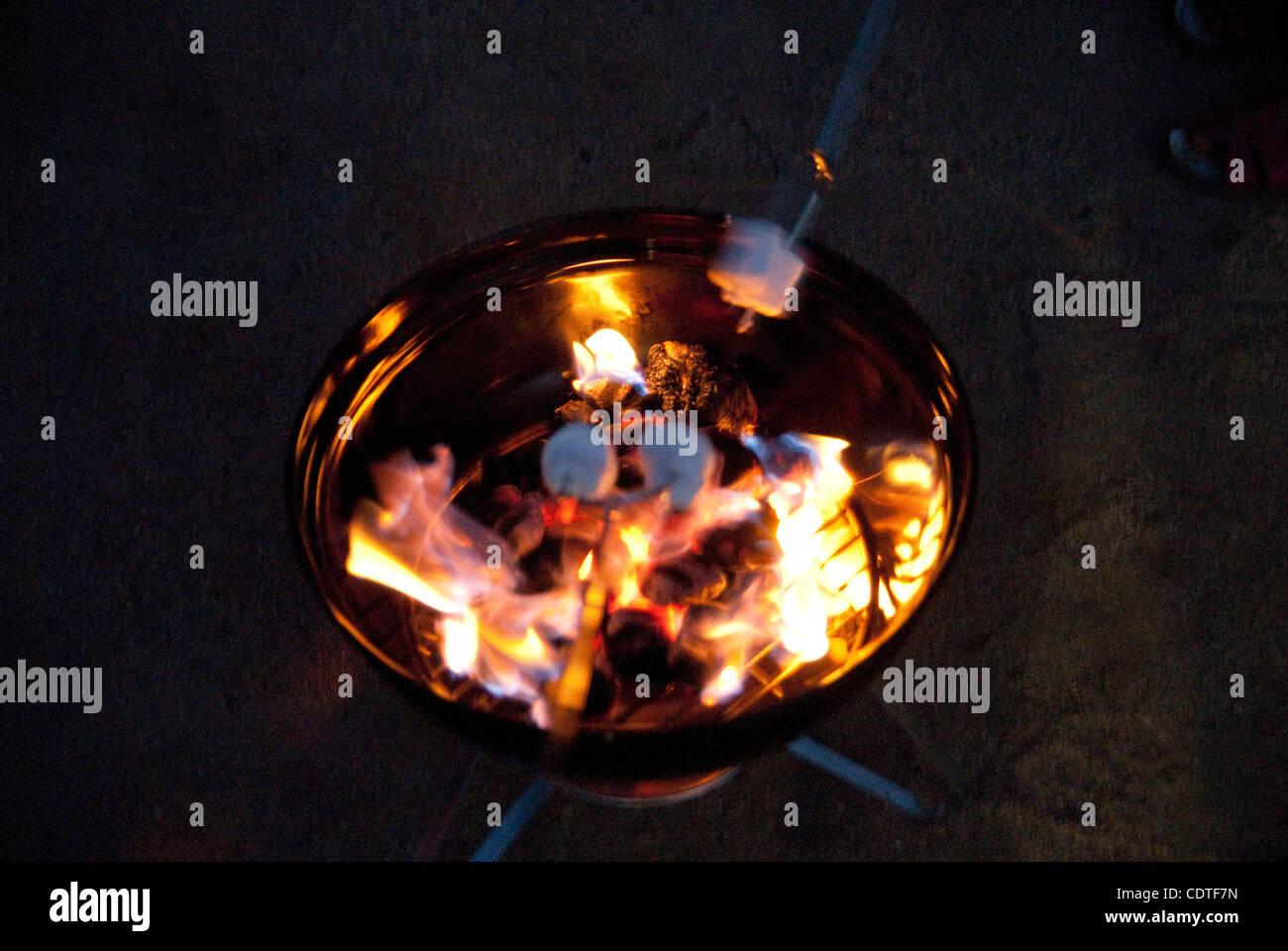 Jul 04, 2011 - San Clemente, California, Stati Uniti - Celebrazioni del giorno dell'indipendenza è andato fuori con un bang mentre le famiglie goduto di cibo, surf, fuochi d'artificio e intrattenimento intorno a San Clemente area. Sean Ivings, 3, arrosti marshmallows prima i fuochi d'artificio. (Credito Immagine: © Chelsea Sektnan/ZUMAP Foto Stock