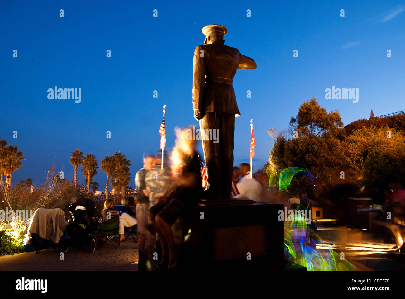 Jul 04, 2011 - San Clemente, California, Stati Uniti - Celebrazioni del giorno dell'indipendenza è andato fuori con un bang mentre le famiglie goduto di cibo, surf, fuochi d'artificio e intrattenimento intorno a San Clemente area. Marines e le loro famiglie sono stati invitati a guardare i fuochi d'artificio in una sono meno affollate ambiente a semper fi su J Foto Stock