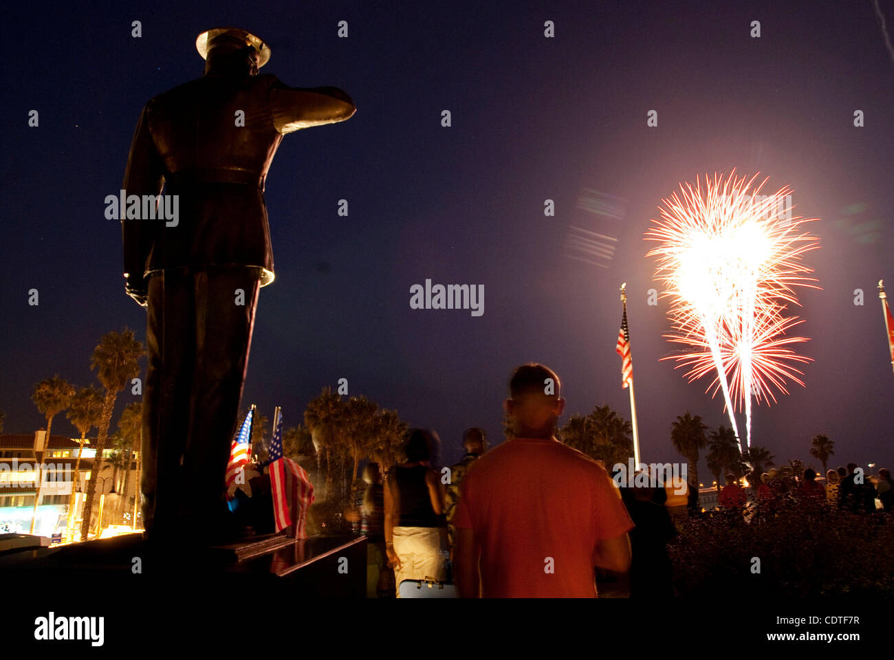 Jul 04, 2011 - San Clemente, California, Stati Uniti - Celebrazioni del giorno dell'indipendenza è andato fuori con un bang mentre le famiglie goduto di cibo, surf, fuochi d'artificio e intrattenimento intorno a San Clemente area. Marines e le loro famiglie sono stati invitati a guardare i fuochi d'artificio in una sono meno affollate ambiente a semper fi su J Foto Stock