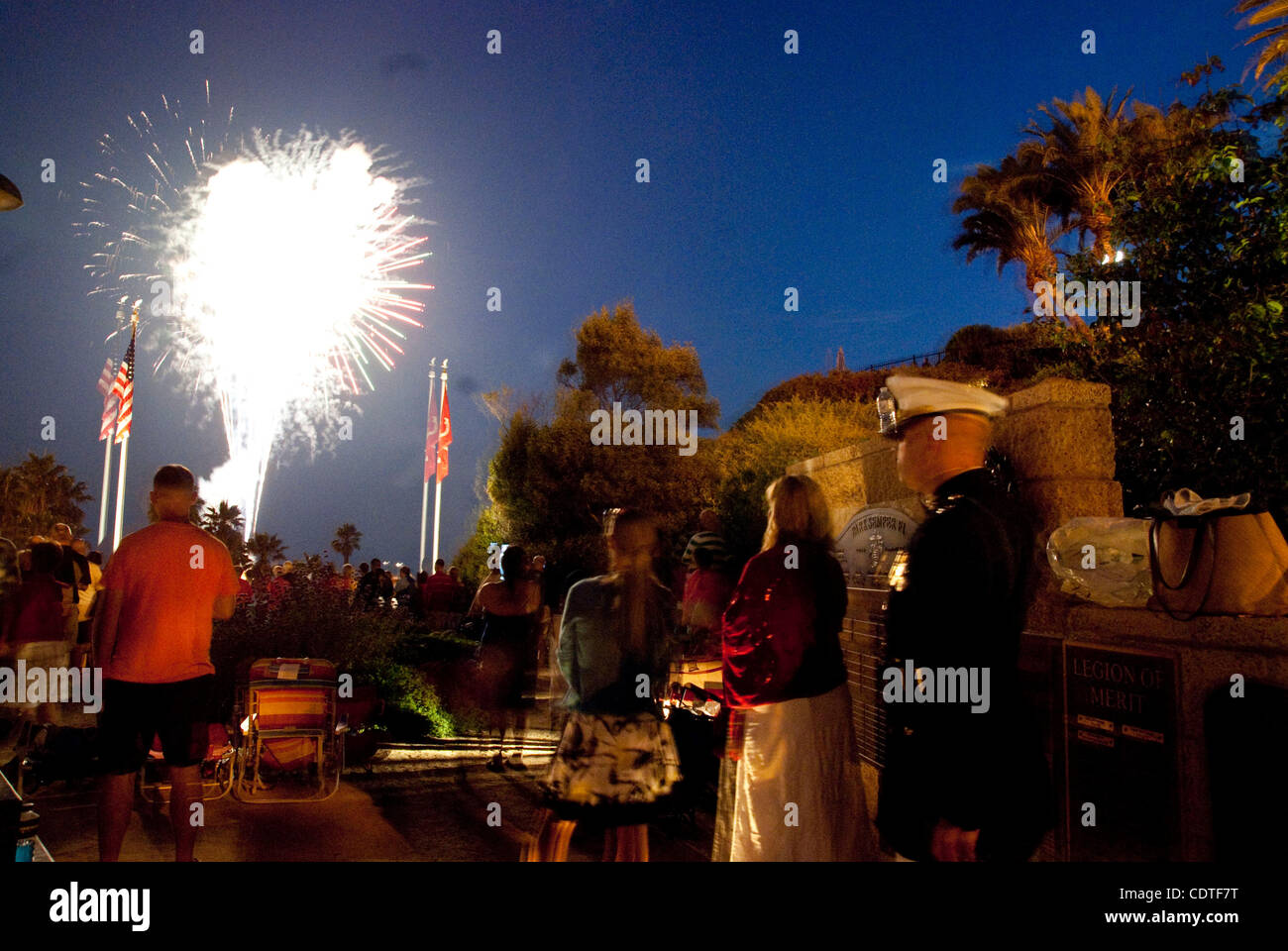 Jul 04, 2011 - San Clemente, California, Stati Uniti - Celebrazioni del giorno dell'indipendenza è andato fuori con un bang mentre le famiglie goduto di cibo, surf, fuochi d'artificio e intrattenimento intorno a San Clemente area. Marines e le loro famiglie sono stati invitati a guardare i fuochi d'artificio in una sono meno affollate ambiente a semper fi su J Foto Stock