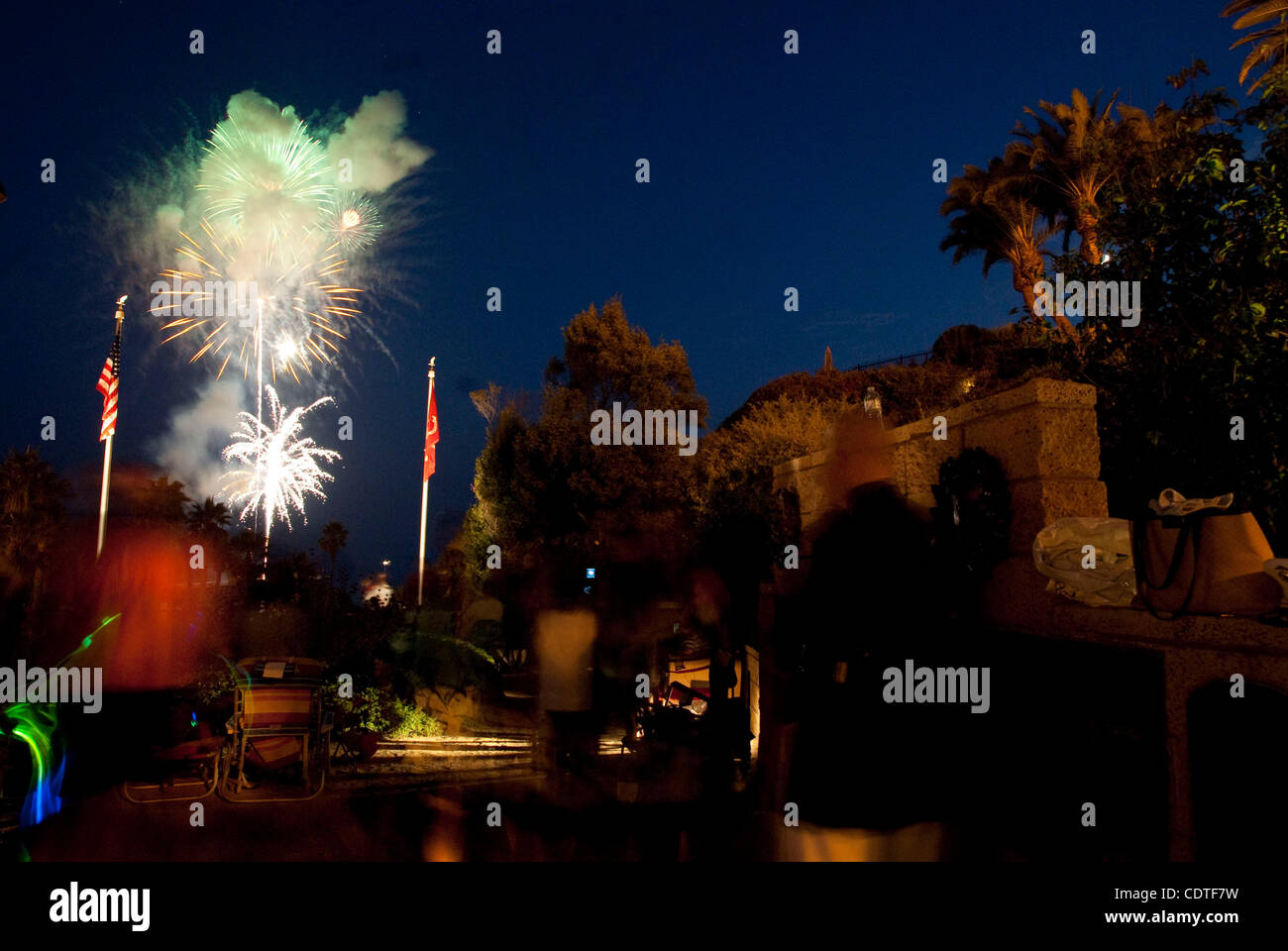 Jul 04, 2011 - San Clemente, California, Stati Uniti - Celebrazioni del giorno dell'indipendenza è andato fuori con un bang mentre le famiglie goduto di cibo, surf, fuochi d'artificio e intrattenimento intorno a San Clemente area. Marines e le loro famiglie sono stati invitati a guardare i fuochi d'artificio in una sono meno affollate ambiente a semper fi su J Foto Stock