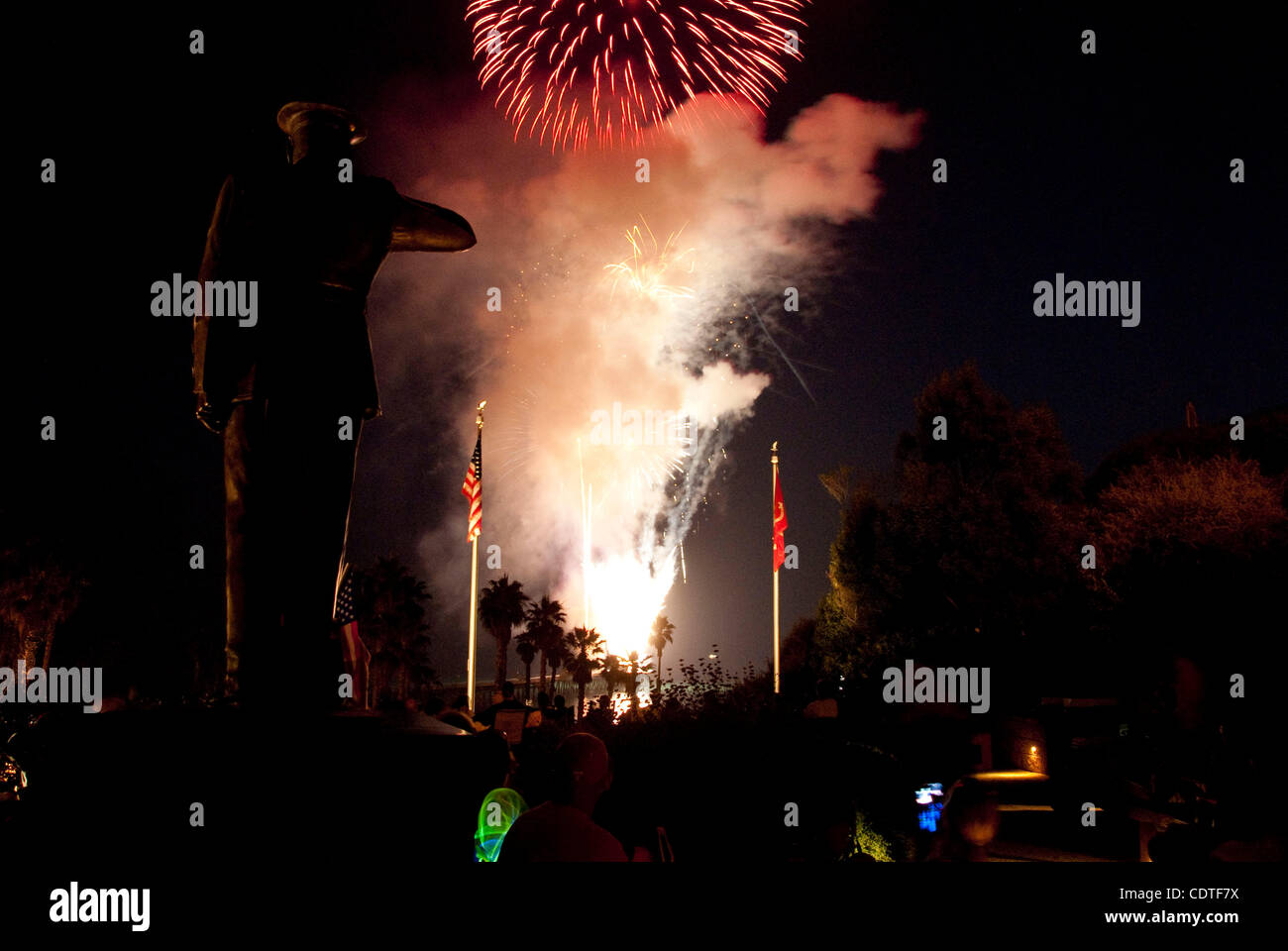 Jul 04, 2011 - San Clemente, California, Stati Uniti - Celebrazioni del giorno dell'indipendenza è andato fuori con un bang mentre le famiglie goduto di cibo, surf, fuochi d'artificio e intrattenimento intorno a San Clemente area. Marines e le loro famiglie sono stati invitati a guardare i fuochi d'artificio in una sono meno affollate ambiente a semper fi su J Foto Stock