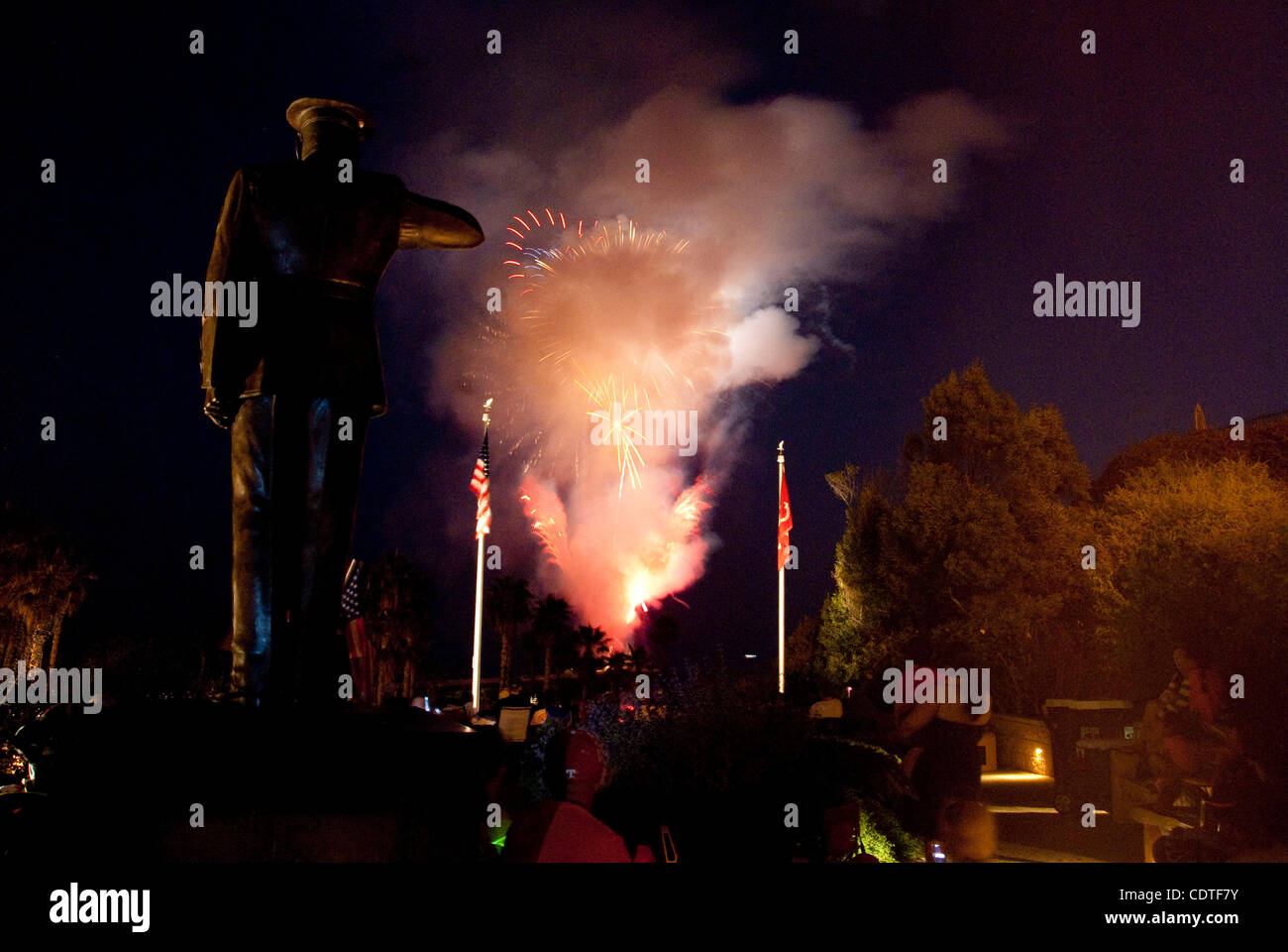 Jul 04, 2011 - San Clemente, California, Stati Uniti - Celebrazioni del giorno dell'indipendenza è andato fuori con un bang mentre le famiglie goduto di cibo, surf, fuochi d'artificio e intrattenimento intorno a San Clemente area. Marines e le loro famiglie sono stati invitati a guardare i fuochi d'artificio in una sono meno affollate ambiente a semper fi su J Foto Stock