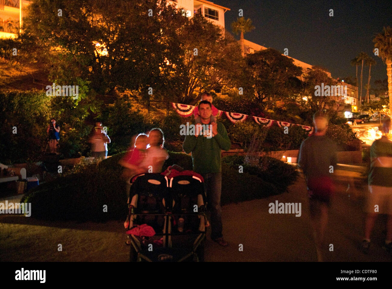 Jul 04, 2011 - San Clemente, California, Stati Uniti - Celebrazioni del giorno dell'indipendenza è andato fuori con un bang mentre le famiglie goduto di cibo, surf, fuochi d'artificio e intrattenimento intorno a San Clemente area. Andy, Lucia, Misha e Remington Egan goduto i fuochi d'artificio da semper fi memorial il 4 luglio 2011. (Credito Foto Stock