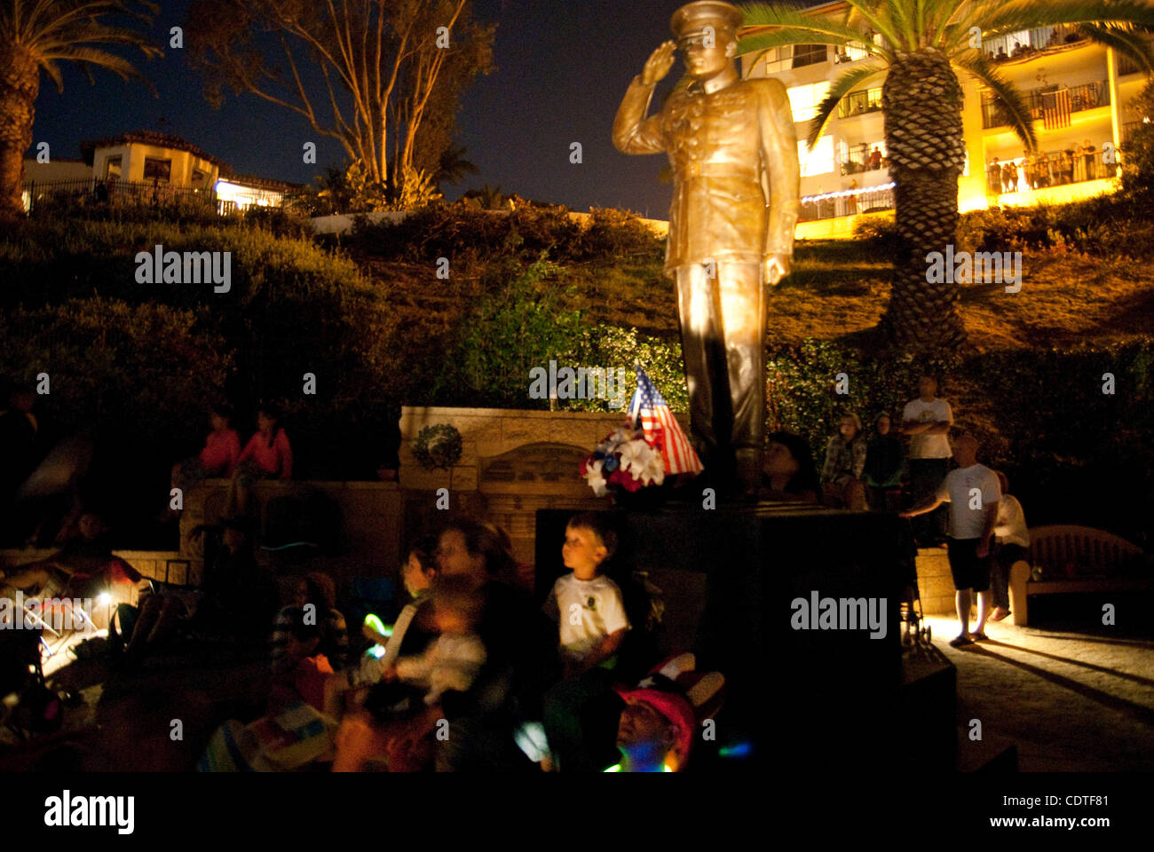 Jul 04, 2011 - San Clemente, California, Stati Uniti - Celebrazioni del giorno dell'indipendenza è andato fuori con un bang mentre le famiglie goduto di cibo, surf, fuochi d'artificio e intrattenimento intorno a San Clemente area. Marines e le loro famiglie sono stati invitati a guardare i fuochi d'artificio in una sono meno affollate ambiente a semper fi su J Foto Stock
