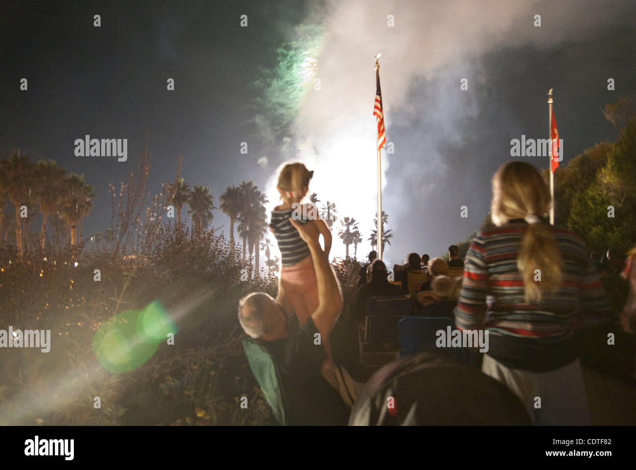Jul 04, 2011 - San Clemente, California, Stati Uniti - Celebrazioni del giorno dell'indipendenza è andato fuori con un bang mentre le famiglie goduto di cibo, surf, fuochi d'artificio e intrattenimento intorno a San Clemente area. Marines e le loro famiglie sono stati invitati a guardare i fuochi d'artificio in una sono meno affollate ambiente a semper fi su J Foto Stock