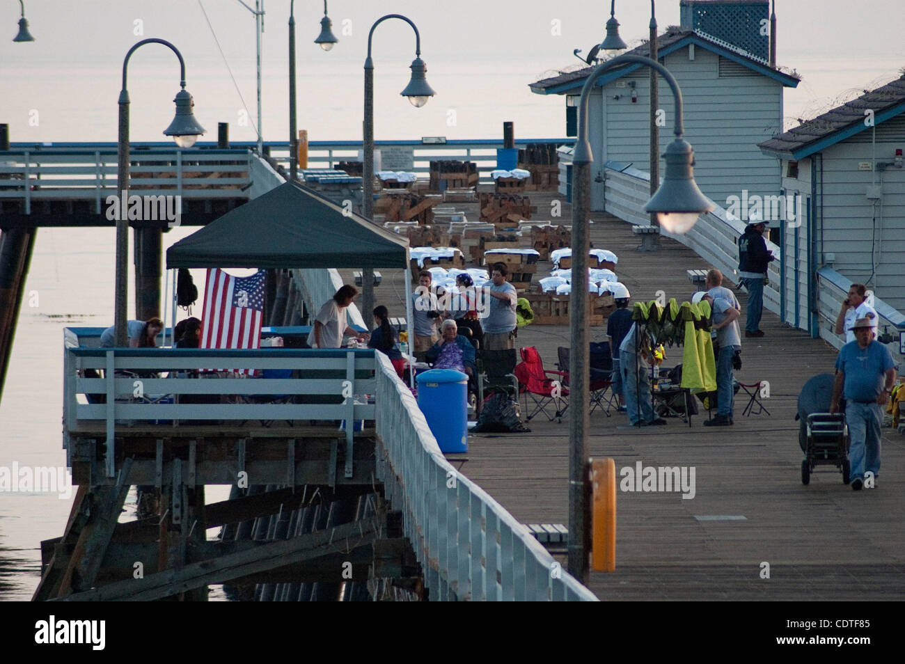 Jul 04, 2011 - San Clemente, California, Stati Uniti - Celebrazioni del giorno dell'indipendenza è andato fuori con un bang mentre le famiglie goduto di cibo, surf, fuochi d'artificio e intrattenimento intorno a San Clemente area. Il San Clemente molo era chiuso dalle ore 8 della mattina del 4 luglio per preparare i fuochi d'artificio dis Foto Stock