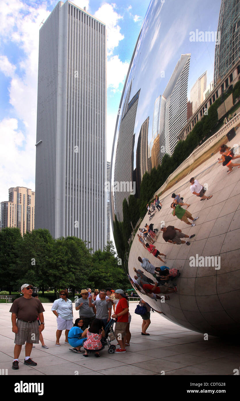 Cloud Gate, un pubblico scultura di Indiano-nato artista britannico Anish Kapoor, è il fulcro dell'AT&T Plaza in Millennium Park all'interno del Loop area community di Chicago, Illinois. Il pezzo è stato costruito tra il 2004 e il 2006 ed è soprannominato 'il fagiolo" a causa della sua fagiolo-forma simile. Composta Foto Stock