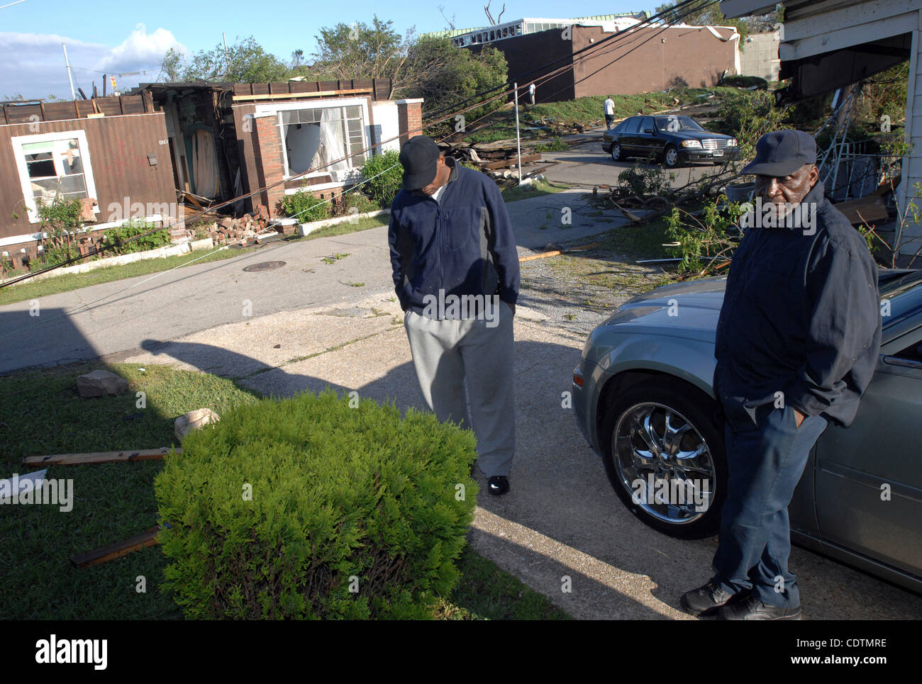 Apr. 28, 2011 - Pratt City, Alabama, Stati Uniti - EDDIE GRAY, destro e il nipote Filippo stand grigio nel mezzo di tornado danni. Il giovane Grey's home è stata distrutta nella tempesta e Eddie Gray's home ha ricevuto notevoli danni. Gli uomini vivono accanto all'altro. (Credito Immagine: &#169; Christine Prichard/ Foto Stock