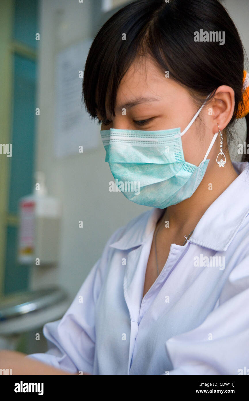 11 maggio 2011 - Hanoi, Viet Nam - 11 maggio 2011, Hanoi, Viet Nam - un membro del personale della Bach Mai Hospital di Hanoi, Viet Nam, indossa una maschera contro parti qualsiasi aria nato malattie come l'influenza, quali colture comunemente in Viet Nam. Il CDC treni personale presso la clinica per usare adeguate precauzioni di sicurezza Foto Stock