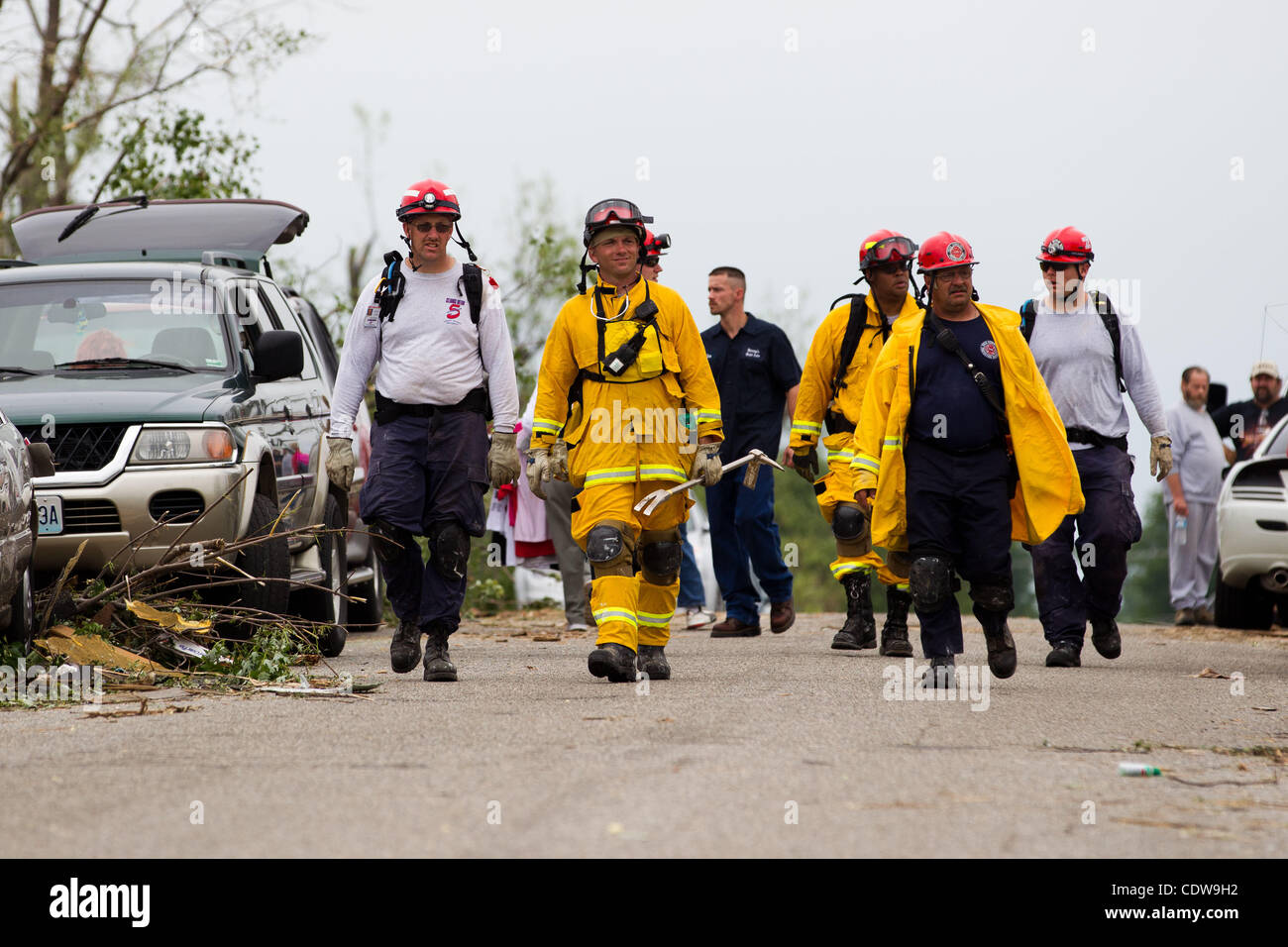 I membri delle squadre di ricerca e soccorso a camminare per le strade di Joplin, Missouri dopo un Tornado è venuto attraverso la città di Domenica, 22 maggio 2011. Foto Stock