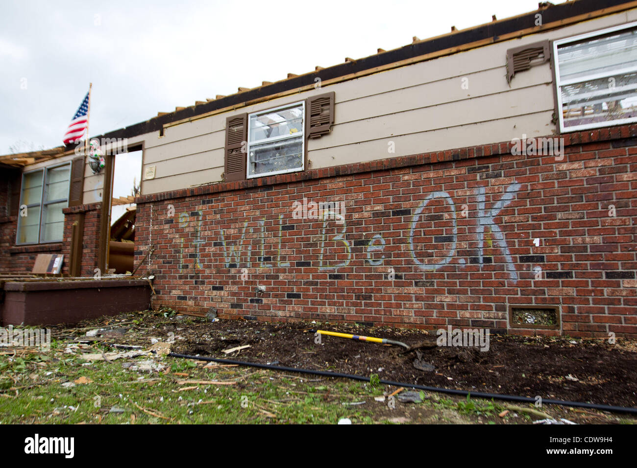 Un suggestivo slogan è scritta sul lato di una casa a Joplin, Missouri dopo un Tornado è venuto attraverso la città di Domenica, 22 maggio 2011. Foto Stock