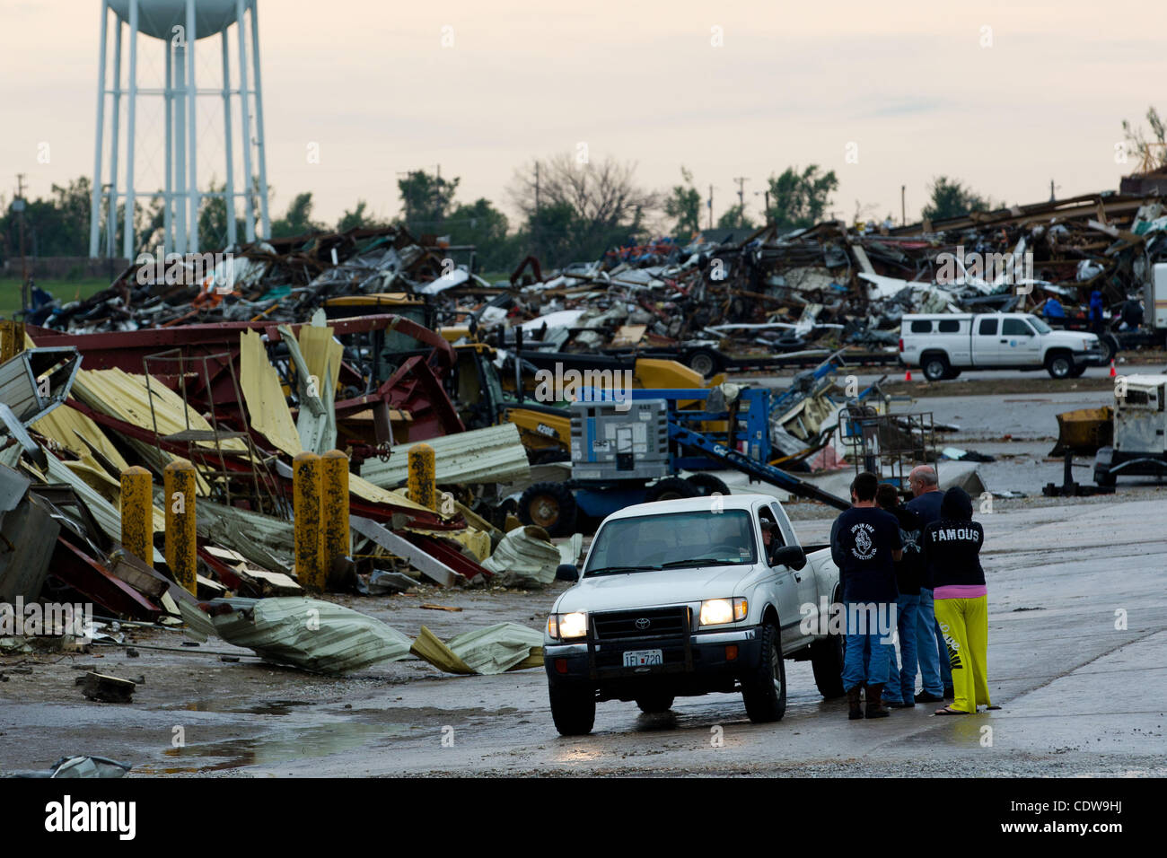 Superstiti stand attorcigliati tra acciaio e legno in Joplin Missouri dopo un Tornado è venuto attraverso la città di Domenica, 22 maggio 2011. Foto Stock