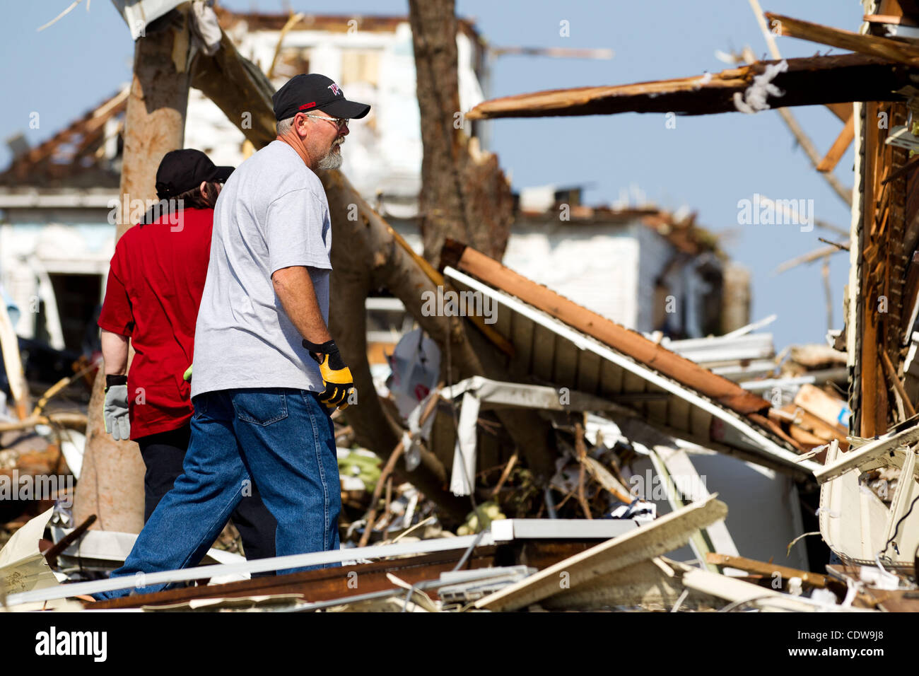 I residenti di Joplin, Missouri ordinare attraverso i detriti dopo un Tornado è venuto attraverso la città di Domenica, 22 maggio 2011. Foto Stock