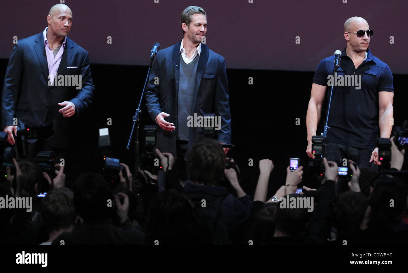 Apr 24, 2011 - Moscow, Russia - Attori Dwayne Johnson, Paul Walker e Vin Diesel frequentare il premier del premier russo di Fast & Furious 5 (Fast cinque) in Oktyabr cinema teatro di Mosca. (Credito Immagine: &#169; PhotoXpress/ZUMAPRESS.com) Foto Stock