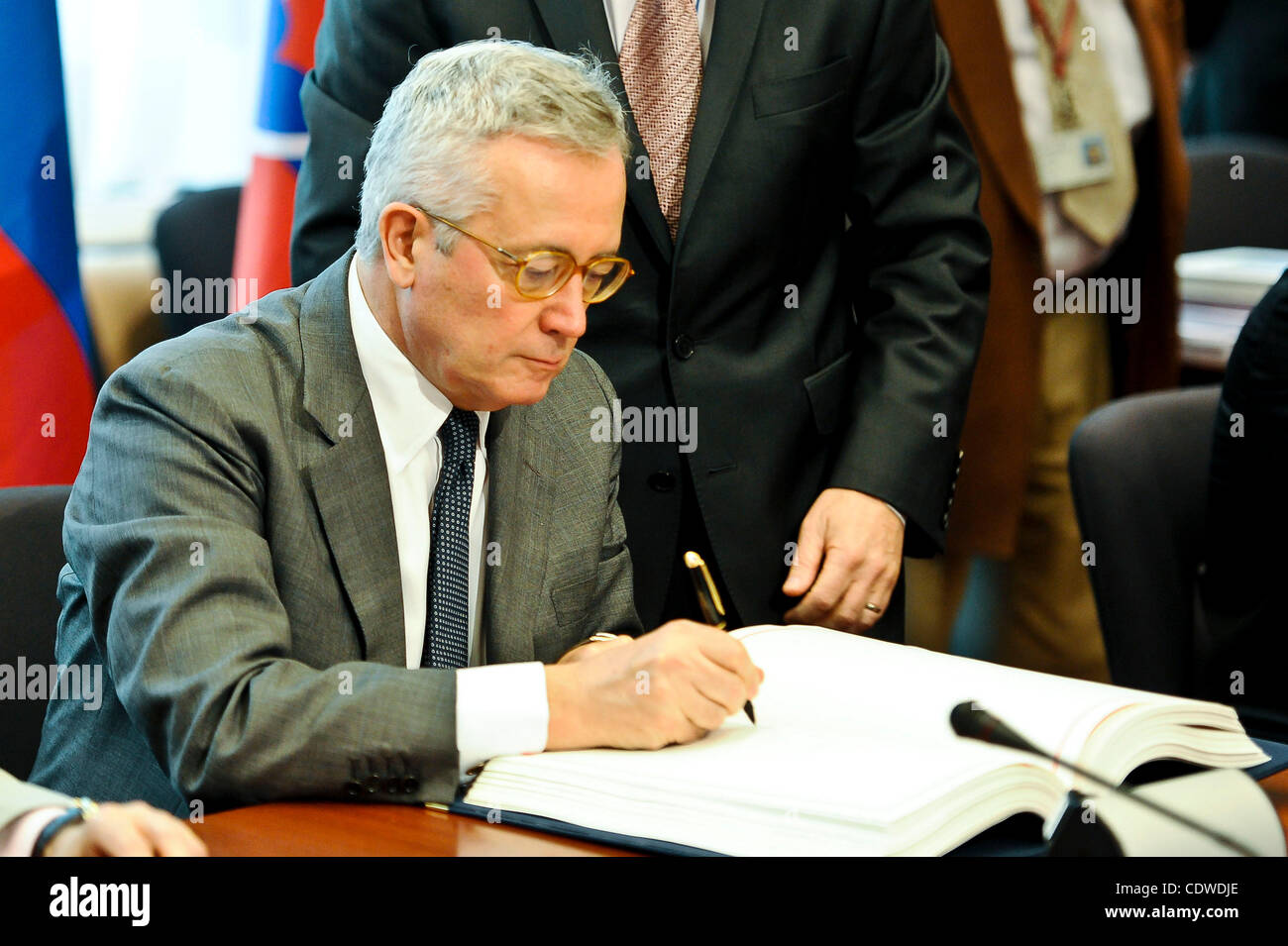 Luglio 11, 2011 - Bruxelles, BXL, Belgio - Ministro italiano delle finanze Giulio Tremonti firma del trattato che istituisce la Comunità europea del meccanismo di stabilità in anticipo di una zona euro i ministri delle finanze riuniti in Bruxelles in Belgio su 2011-07-11 da Wiktor Dabkowski (credito Immagine: © Wiktor Dabkowski/ZUMAPRES Foto Stock