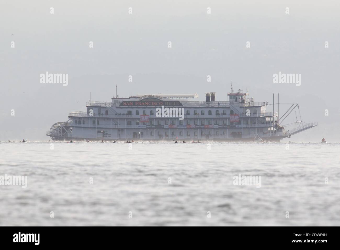 5 giugno 2011 - San Francisco, California, Stati Uniti - La gara inizia come nuotatori salto in acque frigida dalla barca Hornblower all annuale Fuga da Alcatraz Triathlon tenutasi a San Francisco, California. (Credito Immagine: © Dinno Kovic/Southcreek globale/ZUMAPRESS.com) Foto Stock