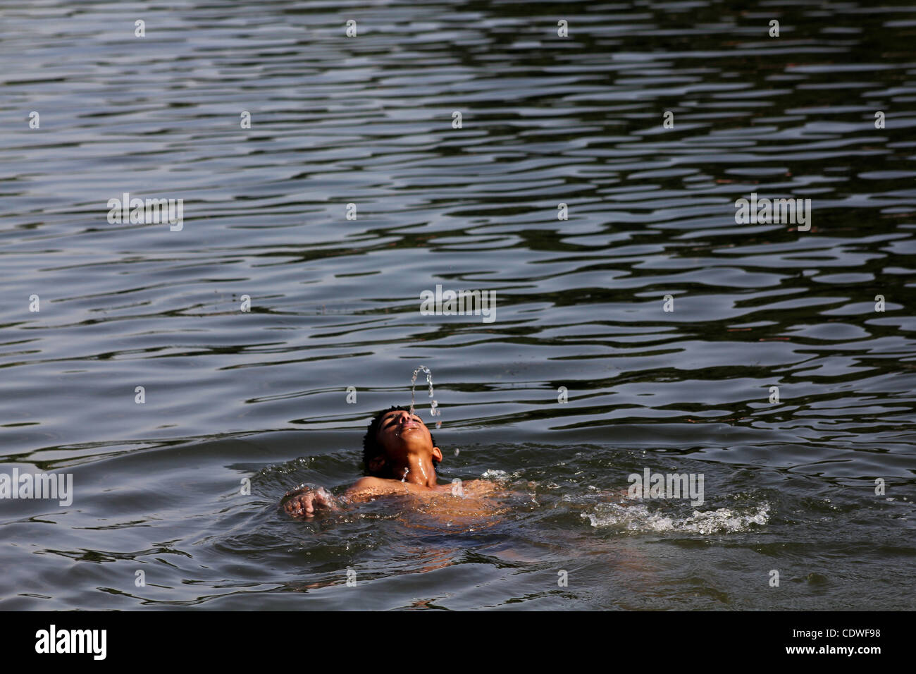 Kashmir ragazzo musilm nuoto per battere il calore nel lago Nigeen durante una calda giornata a Srinagar, la capitale estiva del Kashmir indiano, 15/6/2011. India del nord sta vacillando sotto il calore intenso condizioni d'onda. Vedere le previsioni di un ulteriore aumento di temperatura nei giorni a venire foto/Altaf Zargar/Zuma Pres Foto Stock