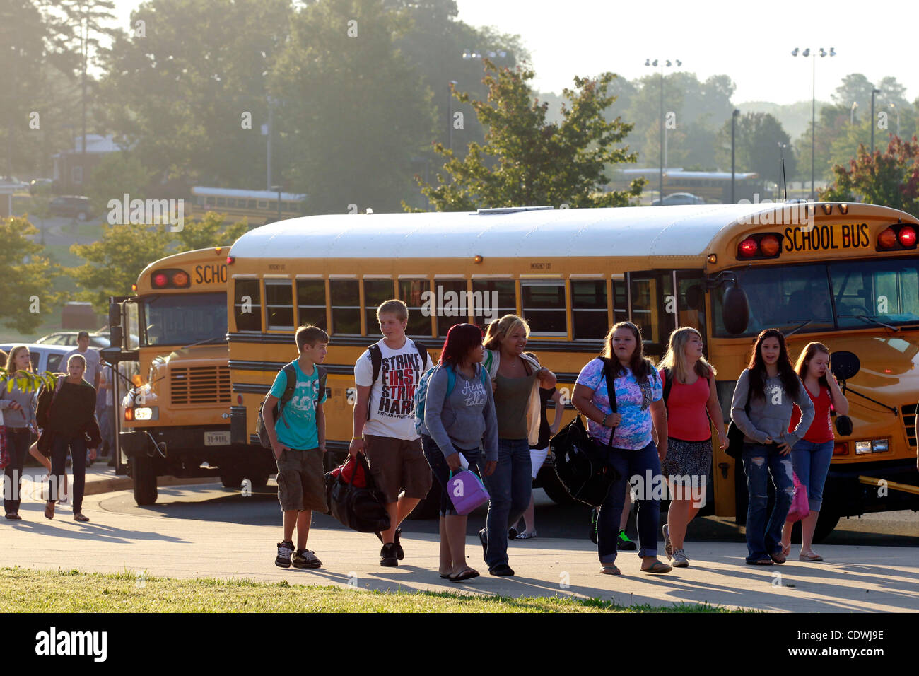 Sett. 12, 2011 - Louisa, Virginia - USA; gli studenti delle scuole superiori a Louisa County frequentare il primo giorno di lezioni presso la Scuola Media dopo un terremoto 5.8 il mese scorso a sinistra la high school inabitabile. Alta scuola e gli studenti delle scuole medie saranno giorni alternati a Louisa County Middle School. Elevata s Foto Stock