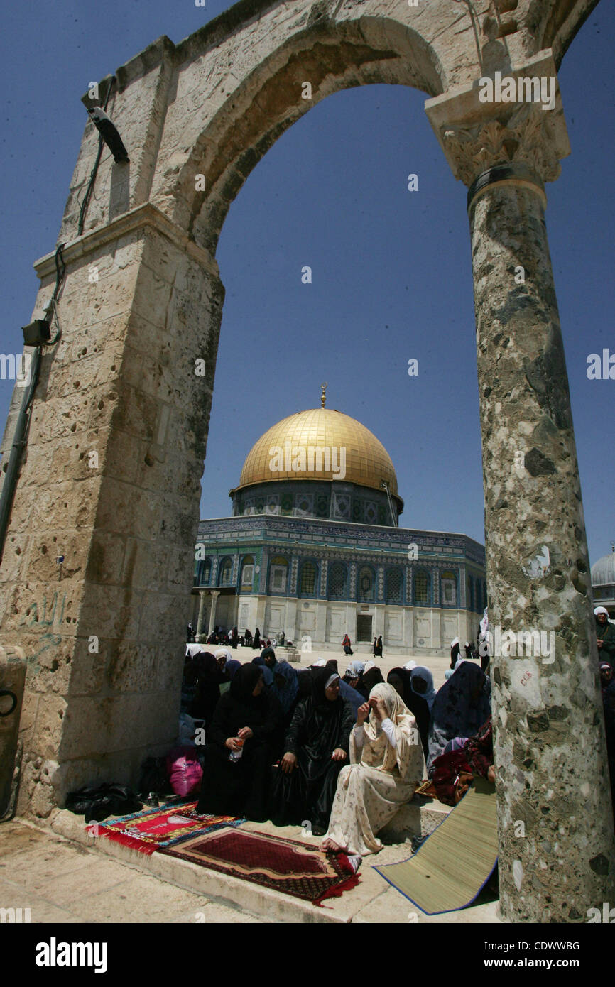 I palestinesi si riuniscono per la preghiera presso la moschea Al Aqsa a Gerusalemme, il terzo venerdì di il mese del Ramadan, il 19 agosto 2011. I musulmani di tutto il mondo stanno osservando il santo mese di digiuno del Ramadan dove essi astenersi dal mangiare, bere, fumare dall alba al tramonto. Foto di Mahfouz Foto Stock
