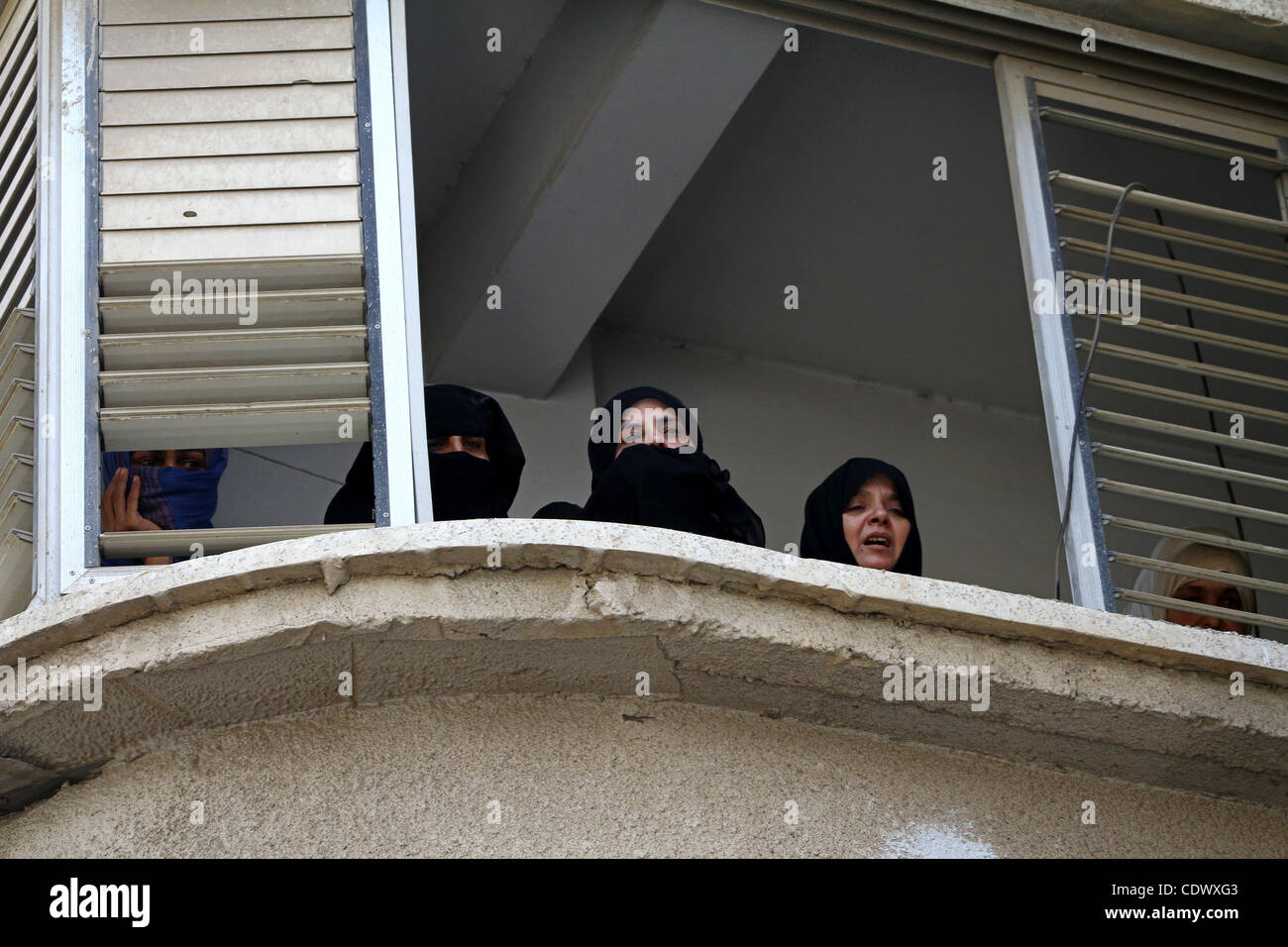 I parenti del popolare palestinese comitati della resistenza militante, Khaled Abu Samhoud, ucciso in airstrike israeliani, piangono durante il suo funerale nel sud della striscia di Gaza city di Khan Younis, sul Sett. 7, 2011. Un militante palestinese è stato ucciso e altri due feriti quando un israeliano airstrike Foto Stock