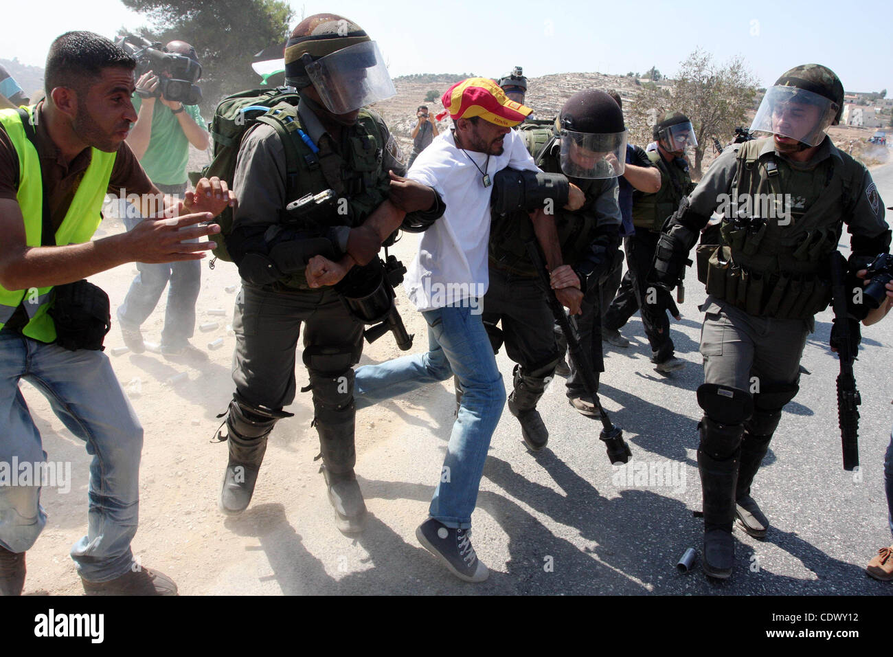 Soldati israeliani a detenere un dimostrante palestinese durante una manifestazione di protesta contro l'espansione del vicino insediamento ebraico di Halamish, in Cisgiordania villaggio di Nabi Saleh, vicino a Ramallah, Venerdì, Settembre 16, 2011. Foto di Issam Rimawi Foto Stock