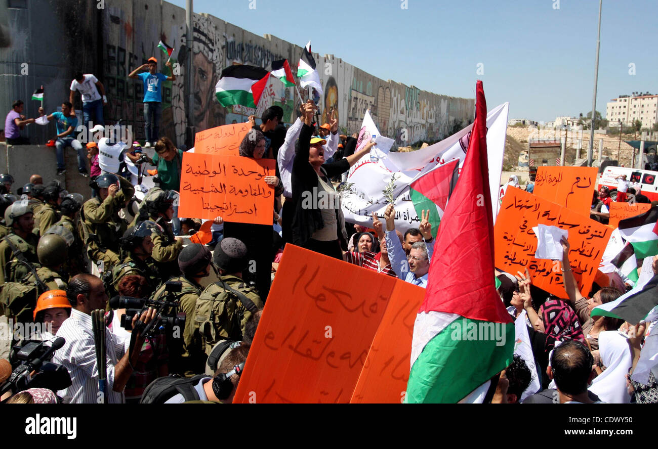 Sett. 18, 2011 - Ramallah, West Bank - onda palestinesi bandiere nazionali nel corso di una protesta chiamando per uno Stato palestinese con la piena adesione delle Nazioni Unite. I palestinesi stanno preparando a presentare una richiesta formale per diventare il 194th membro delle Nazioni Unite quando l Assemblea Generale inizia le sue riunioni su Foto Stock