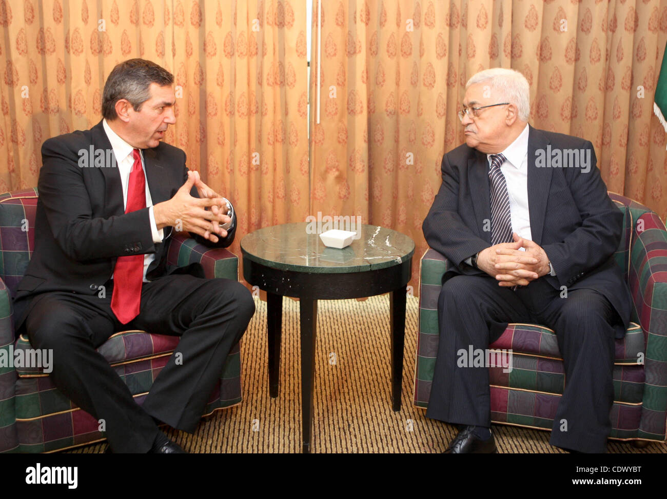 Il presidente palestinese Mahmoud Abbas (Abu Mazen)durante un incontro con il Ministro degli Affari Esteri di Grecia, Staffos Amparodinos a New York sul set. 20, 2011. Foto di Mufeed Abu Hasnah Foto Stock