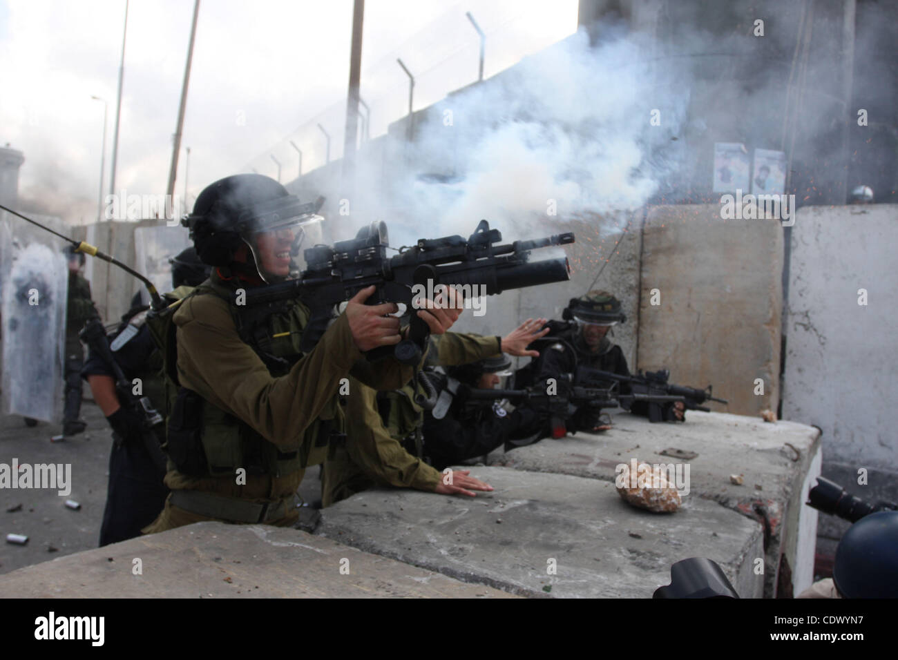 Soldati israeliani prendere una posizione durante gli scontri con gli uomini palestinesi al checkpoint Qalandia vicino a Ramallah, il 23 settembre 2011. Rapporti di stato israeliano che i servizi di sicurezza erano in allarme elevato attraverso il paese, pronti a rispondere ad eventuali disordini risultanti da un Palestinese bid per cercare i membri delle Nazioni Unite Foto Stock