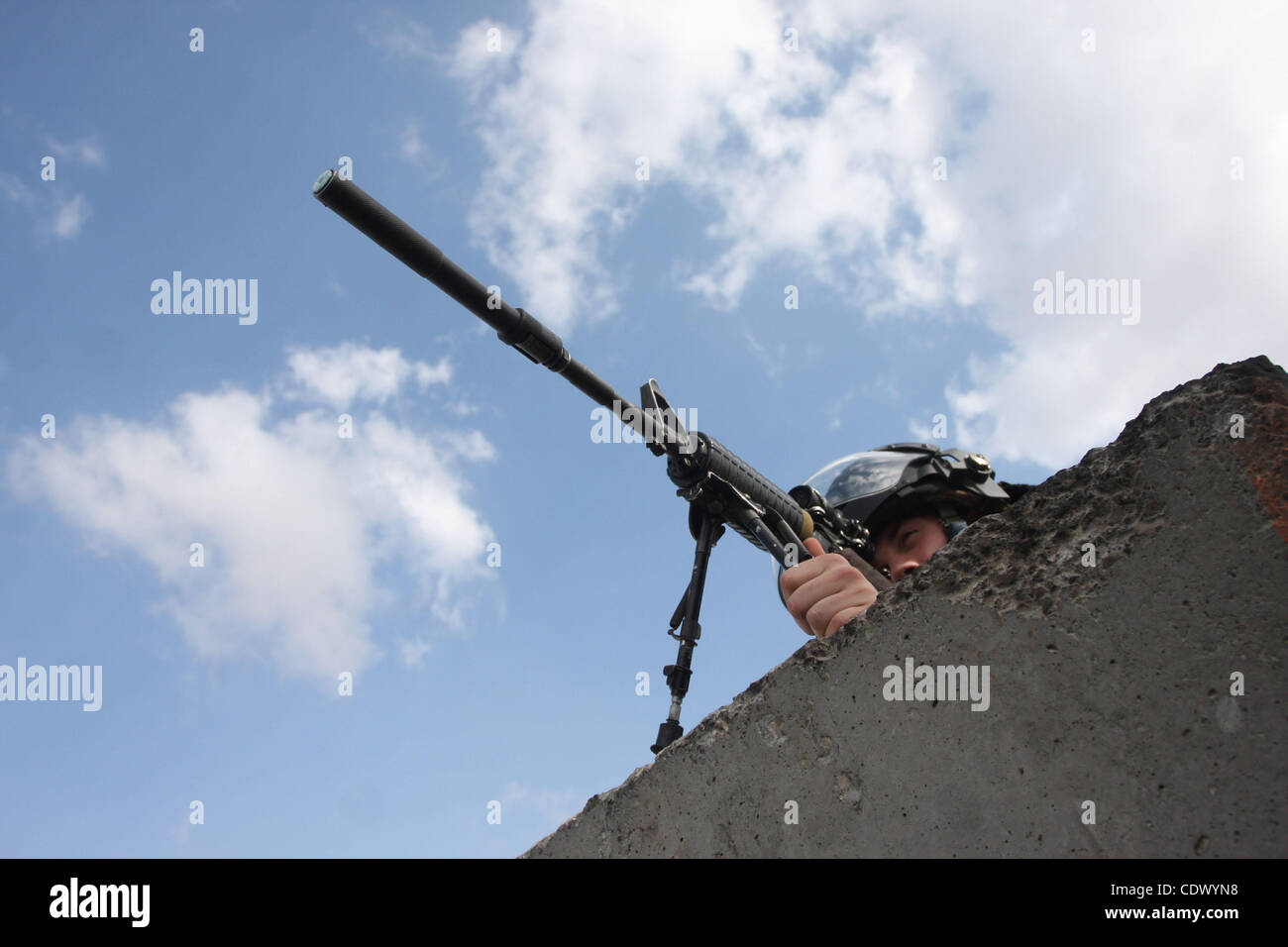 Soldati israeliani prendere una posizione durante gli scontri con gli uomini palestinesi al checkpoint Qalandia vicino a Ramallah, il 23 settembre 2011. Rapporti di stato israeliano che i servizi di sicurezza erano in allarme elevato attraverso il paese, pronti a rispondere ad eventuali disordini risultanti da un Palestinese bid per cercare i membri delle Nazioni Unite Foto Stock