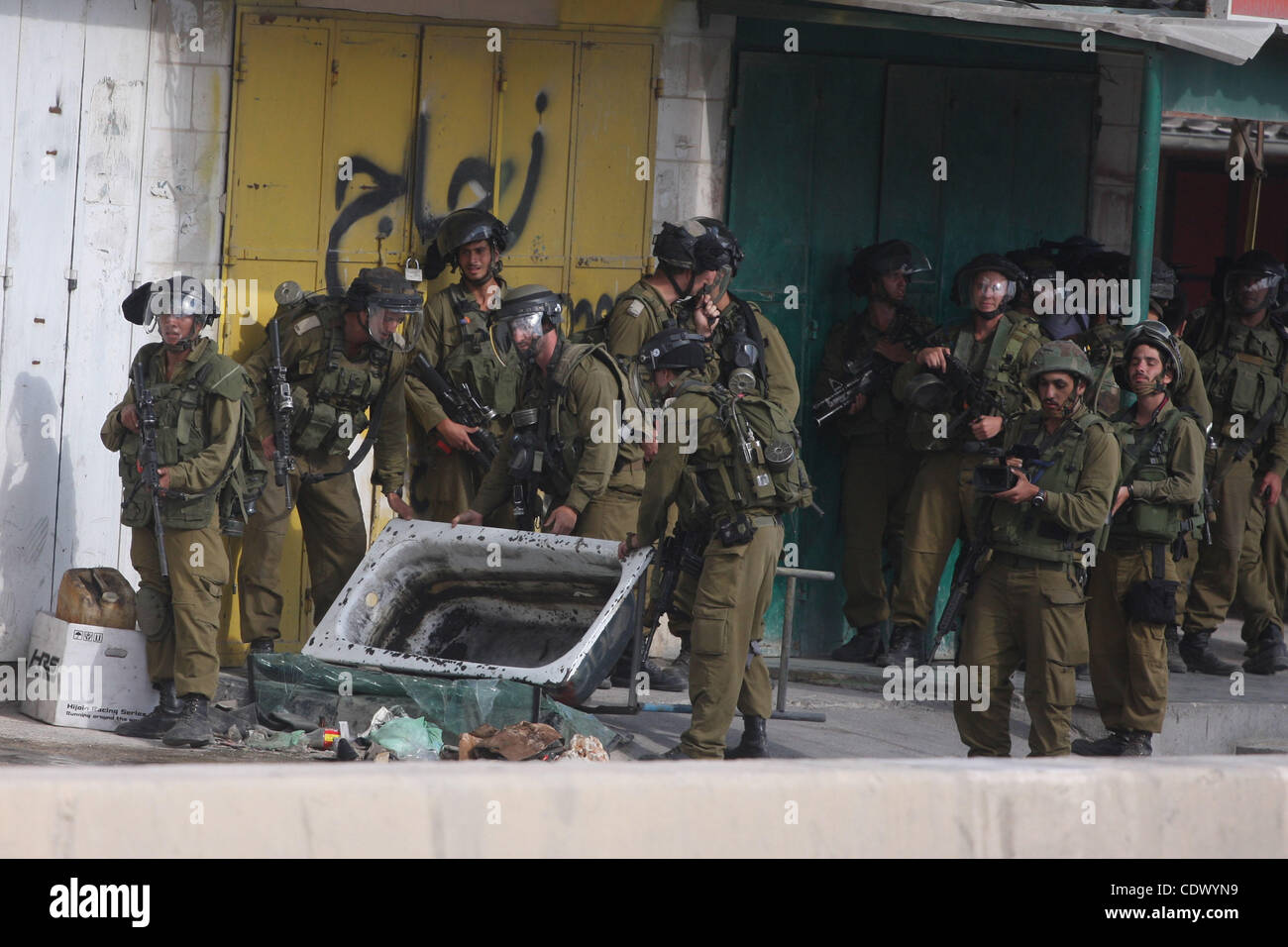 Soldati israeliani prendere una posizione durante gli scontri con gli uomini palestinesi al checkpoint Qalandia vicino a Ramallah, il 23 settembre 2011. Rapporti di stato israeliano che i servizi di sicurezza erano in allarme elevato attraverso il paese, pronti a rispondere ad eventuali disordini risultanti da un Palestinese bid per cercare i membri delle Nazioni Unite Foto Stock