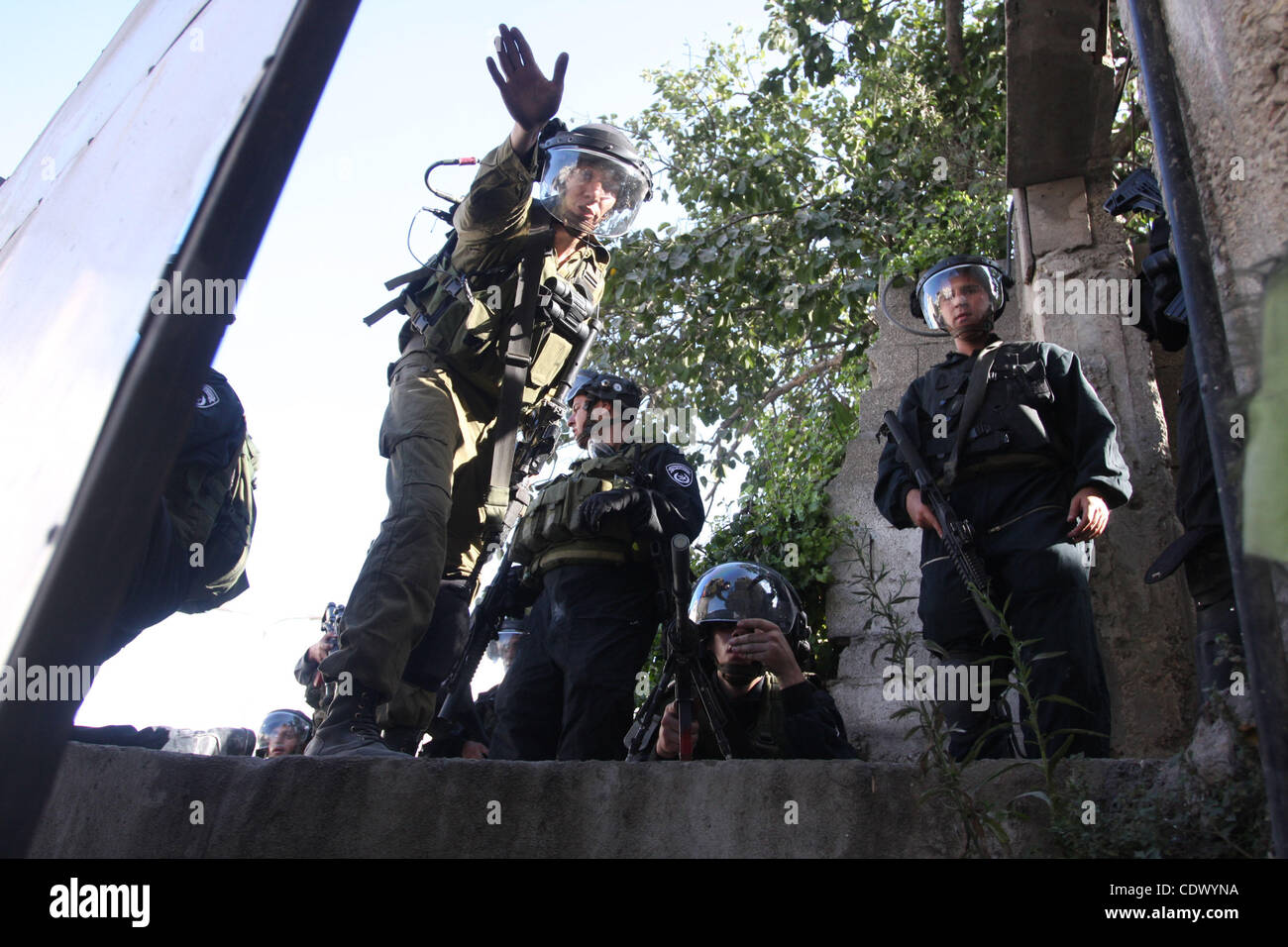 Soldati israeliani prendere una posizione durante gli scontri con gli uomini palestinesi al checkpoint Qalandia vicino a Ramallah, il 23 settembre 2011. Rapporti di stato israeliano che i servizi di sicurezza erano in allarme elevato attraverso il paese, pronti a rispondere ad eventuali disordini risultanti da un Palestinese bid per cercare i membri delle Nazioni Unite Foto Stock