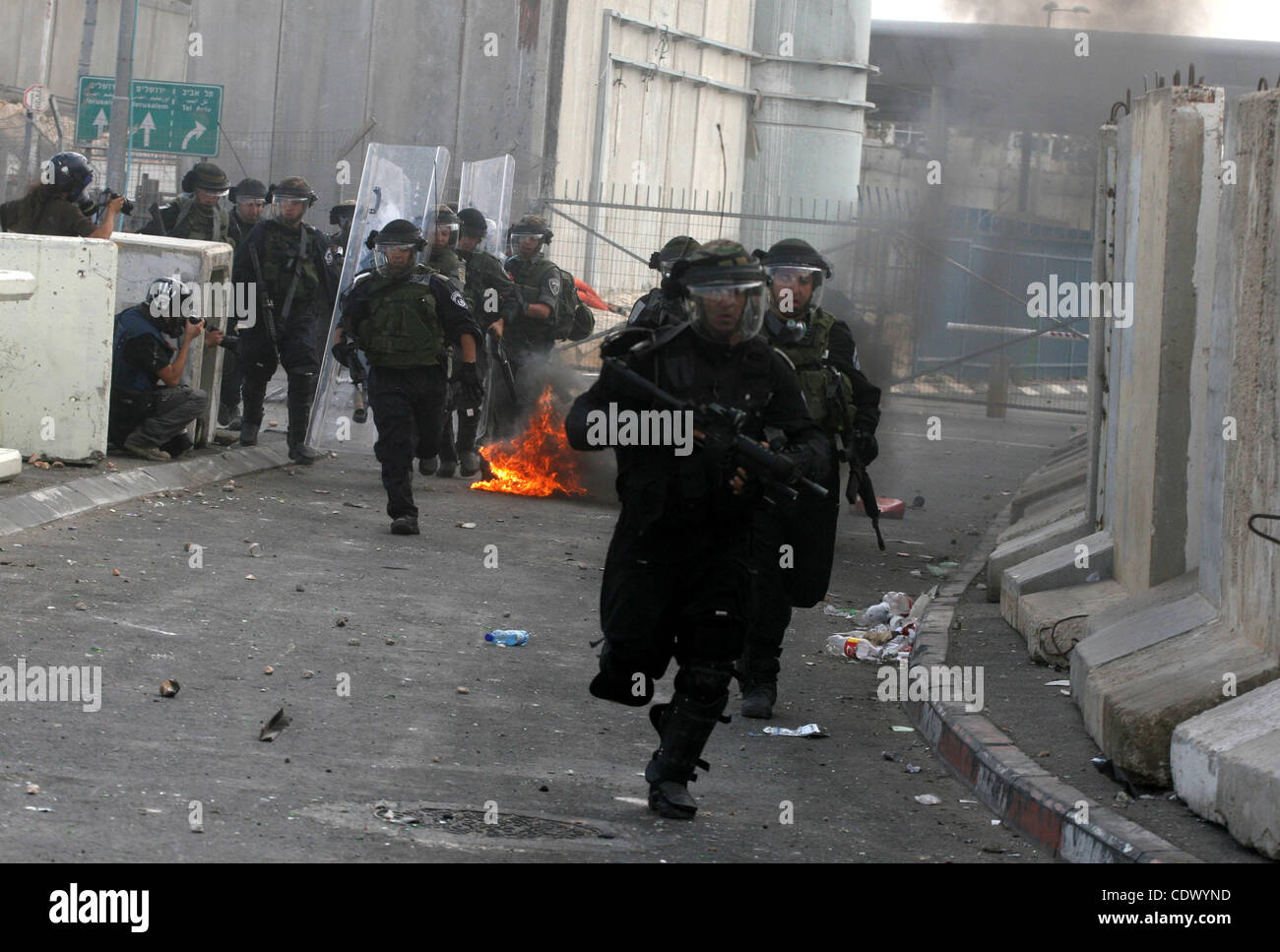 Soldati israeliani prendere una posizione durante gli scontri con gli uomini palestinesi al checkpoint Qalandia vicino a Ramallah, il 23 settembre 2011. Rapporti di stato israeliano che i servizi di sicurezza erano in allarme elevato attraverso il paese, pronti a rispondere ad eventuali disordini risultanti da un Palestinese bid per cercare i membri delle Nazioni Unite Foto Stock